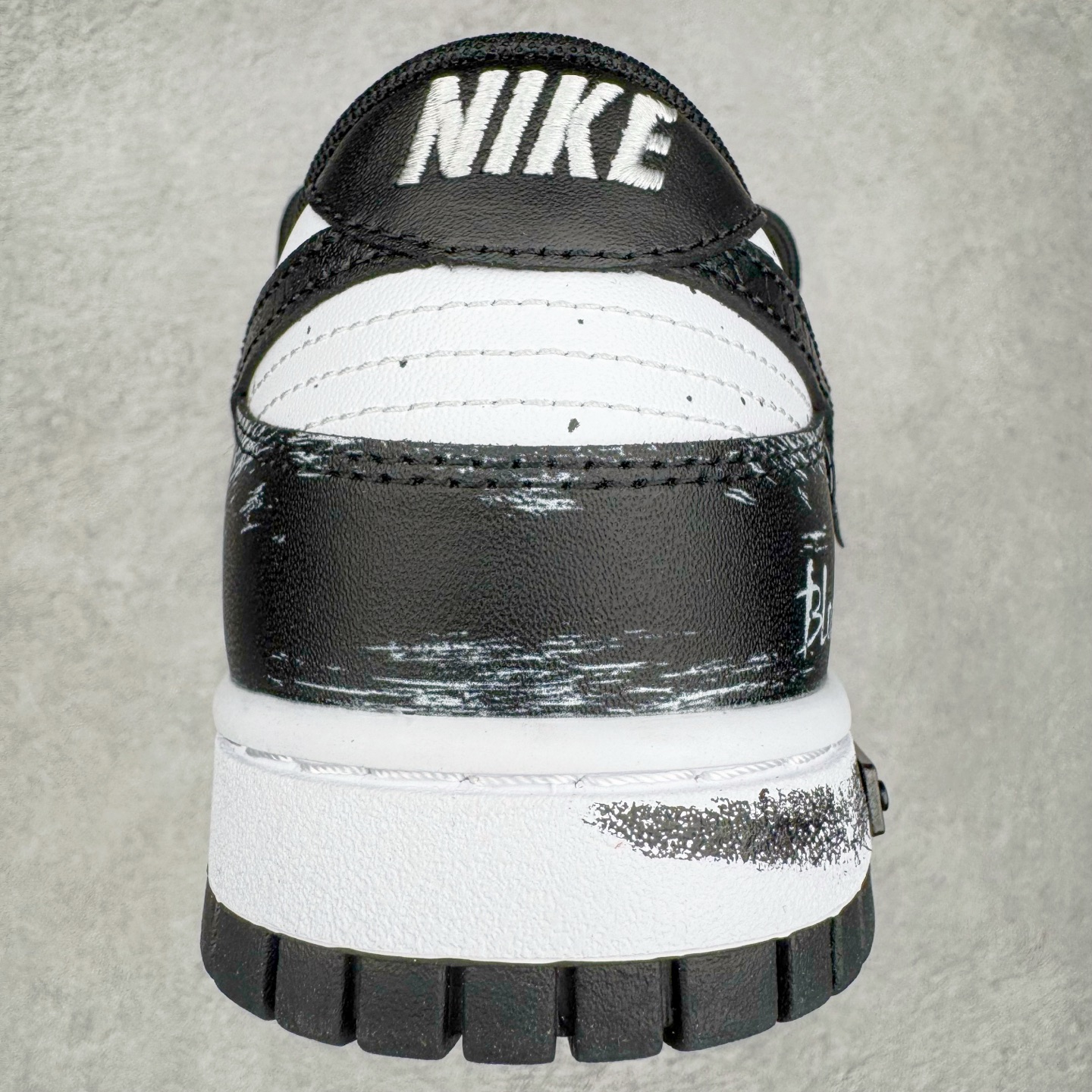 图片[8]-＃YC纯原 NK Dunk Low 死神曼巴 DD1391-100 此款以经典黑白美学为主色调，鞋面撞色泼墨如毒液侵蚀，自带破坏美学，每一笔都是不可复制的野性。蛇鳞Swoosh暗藏冷血锋芒，像曼巴突袭的残影，艺术张力拉满。后跟细节烙印「Black Mamba」彩蛋，直击曼巴信徒灵魂，机能、街头、高街全场景适配，一双鞋搞定所有穿搭名场面，踩街即引爆回头率！定制系列天花板 无原鞋不开发 全系列得物原鞋一比一校对开发 配色持续更新中 终端对接 优势输出 全套原厂楦头原纸板数据档案倾力打造 原汁原味莞产 极致还原 圈内最强针车工艺 高端零售指定版 广东原厂配套原盒原标 鞋盒分三个尺码段 原厂冲刀 超高清洁度 全鞋零毛边皮料切割 采用原厂百宏鞋带以及原厂百宏织唛舌标 内标可供原厂几率过验 进口原装条纹中底布 四线拉帮白色点胶 原厂拉帮手法遵循公司 原厂电绣 极致还原 尺码：36 36.5 37.5 38 38.5 39 40 40.5 41 42 42.5 43 44 44.5 45 46-选品中心