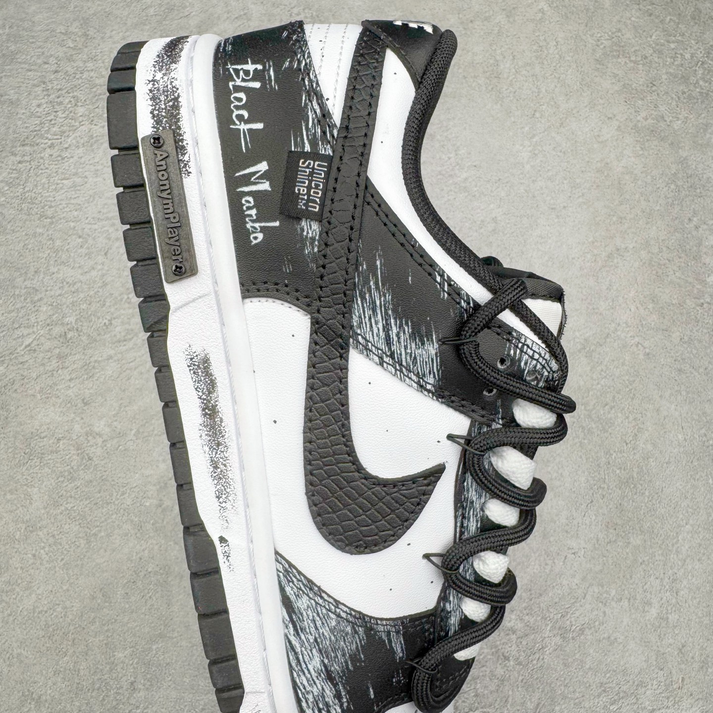 图片[6]-＃YC纯原 NK Dunk Low 死神曼巴 DD1391-100 此款以经典黑白美学为主色调，鞋面撞色泼墨如毒液侵蚀，自带破坏美学，每一笔都是不可复制的野性。蛇鳞Swoosh暗藏冷血锋芒，像曼巴突袭的残影，艺术张力拉满。后跟细节烙印「Black Mamba」彩蛋，直击曼巴信徒灵魂，机能、街头、高街全场景适配，一双鞋搞定所有穿搭名场面，踩街即引爆回头率！定制系列天花板 无原鞋不开发 全系列得物原鞋一比一校对开发 配色持续更新中 终端对接 优势输出 全套原厂楦头原纸板数据档案倾力打造 原汁原味莞产 极致还原 圈内最强针车工艺 高端零售指定版 广东原厂配套原盒原标 鞋盒分三个尺码段 原厂冲刀 超高清洁度 全鞋零毛边皮料切割 采用原厂百宏鞋带以及原厂百宏织唛舌标 内标可供原厂几率过验 进口原装条纹中底布 四线拉帮白色点胶 原厂拉帮手法遵循公司 原厂电绣 极致还原 尺码：36 36.5 37.5 38 38.5 39 40 40.5 41 42 42.5 43 44 44.5 45 46-选品中心