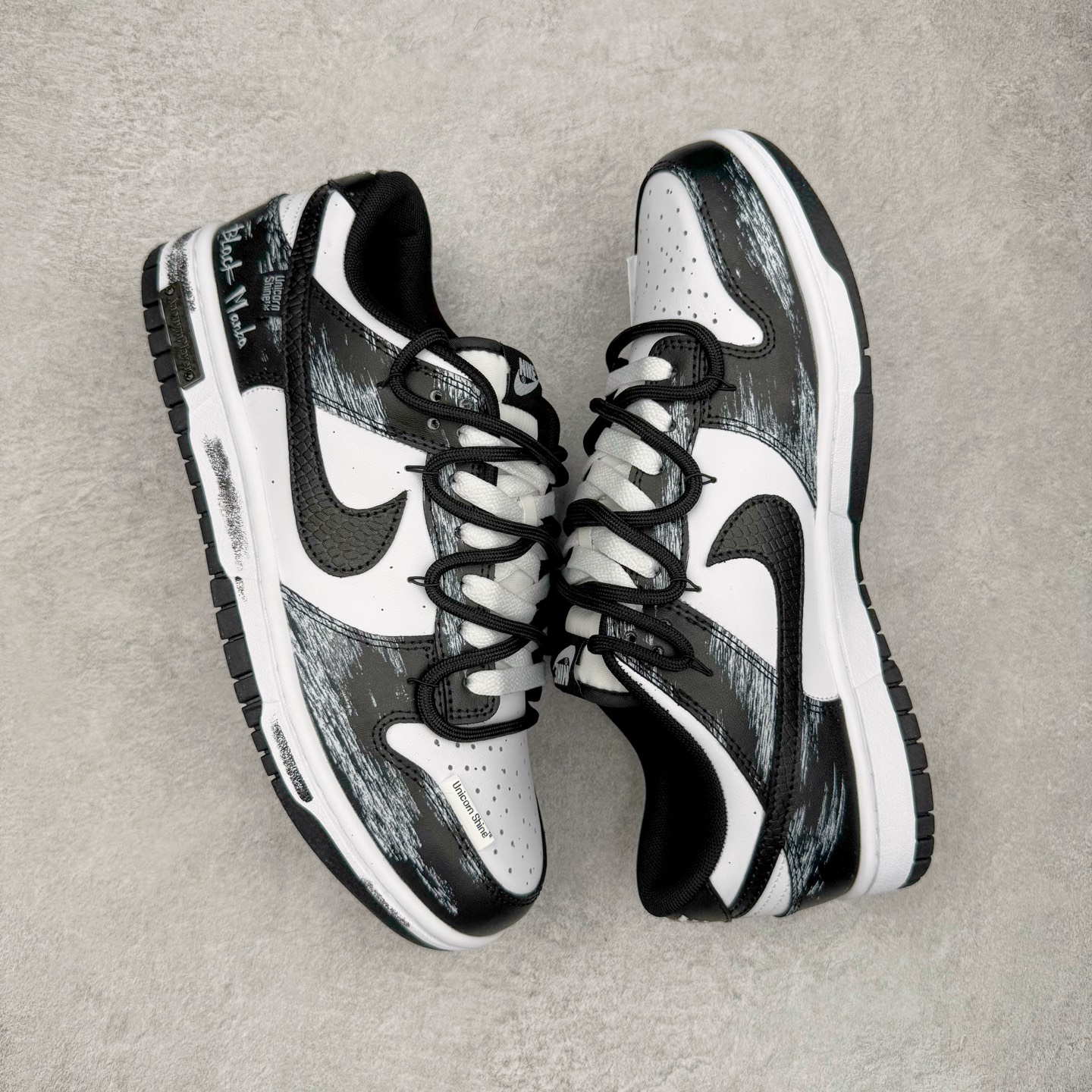 图片[3]-＃YC纯原 NK Dunk Low 死神曼巴 DD1391-100 此款以经典黑白美学为主色调，鞋面撞色泼墨如毒液侵蚀，自带破坏美学，每一笔都是不可复制的野性。蛇鳞Swoosh暗藏冷血锋芒，像曼巴突袭的残影，艺术张力拉满。后跟细节烙印「Black Mamba」彩蛋，直击曼巴信徒灵魂，机能、街头、高街全场景适配，一双鞋搞定所有穿搭名场面，踩街即引爆回头率！定制系列天花板 无原鞋不开发 全系列得物原鞋一比一校对开发 配色持续更新中 终端对接 优势输出 全套原厂楦头原纸板数据档案倾力打造 原汁原味莞产 极致还原 圈内最强针车工艺 高端零售指定版 广东原厂配套原盒原标 鞋盒分三个尺码段 原厂冲刀 超高清洁度 全鞋零毛边皮料切割 采用原厂百宏鞋带以及原厂百宏织唛舌标 内标可供原厂几率过验 进口原装条纹中底布 四线拉帮白色点胶 原厂拉帮手法遵循公司 原厂电绣 极致还原 尺码：36 36.5 37.5 38 38.5 39 40 40.5 41 42 42.5 43 44 44.5 45 46-选品中心