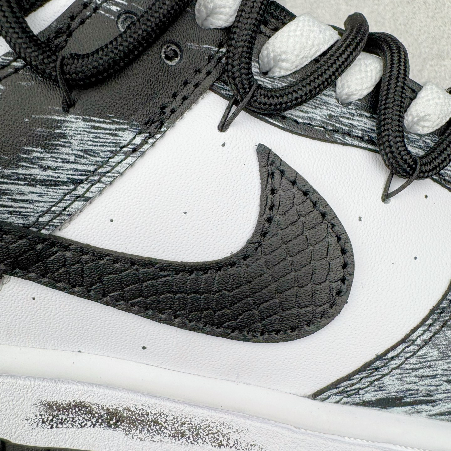 图片[16]-＃YC纯原 NK Dunk Low 死神曼巴 DD1391-100 此款以经典黑白美学为主色调，鞋面撞色泼墨如毒液侵蚀，自带破坏美学，每一笔都是不可复制的野性。蛇鳞Swoosh暗藏冷血锋芒，像曼巴突袭的残影，艺术张力拉满。后跟细节烙印「Black Mamba」彩蛋，直击曼巴信徒灵魂，机能、街头、高街全场景适配，一双鞋搞定所有穿搭名场面，踩街即引爆回头率！定制系列天花板 无原鞋不开发 全系列得物原鞋一比一校对开发 配色持续更新中 终端对接 优势输出 全套原厂楦头原纸板数据档案倾力打造 原汁原味莞产 极致还原 圈内最强针车工艺 高端零售指定版 广东原厂配套原盒原标 鞋盒分三个尺码段 原厂冲刀 超高清洁度 全鞋零毛边皮料切割 采用原厂百宏鞋带以及原厂百宏织唛舌标 内标可供原厂几率过验 进口原装条纹中底布 四线拉帮白色点胶 原厂拉帮手法遵循公司 原厂电绣 极致还原 尺码：36 36.5 37.5 38 38.5 39 40 40.5 41 42 42.5 43 44 44.5 45 46-选品中心