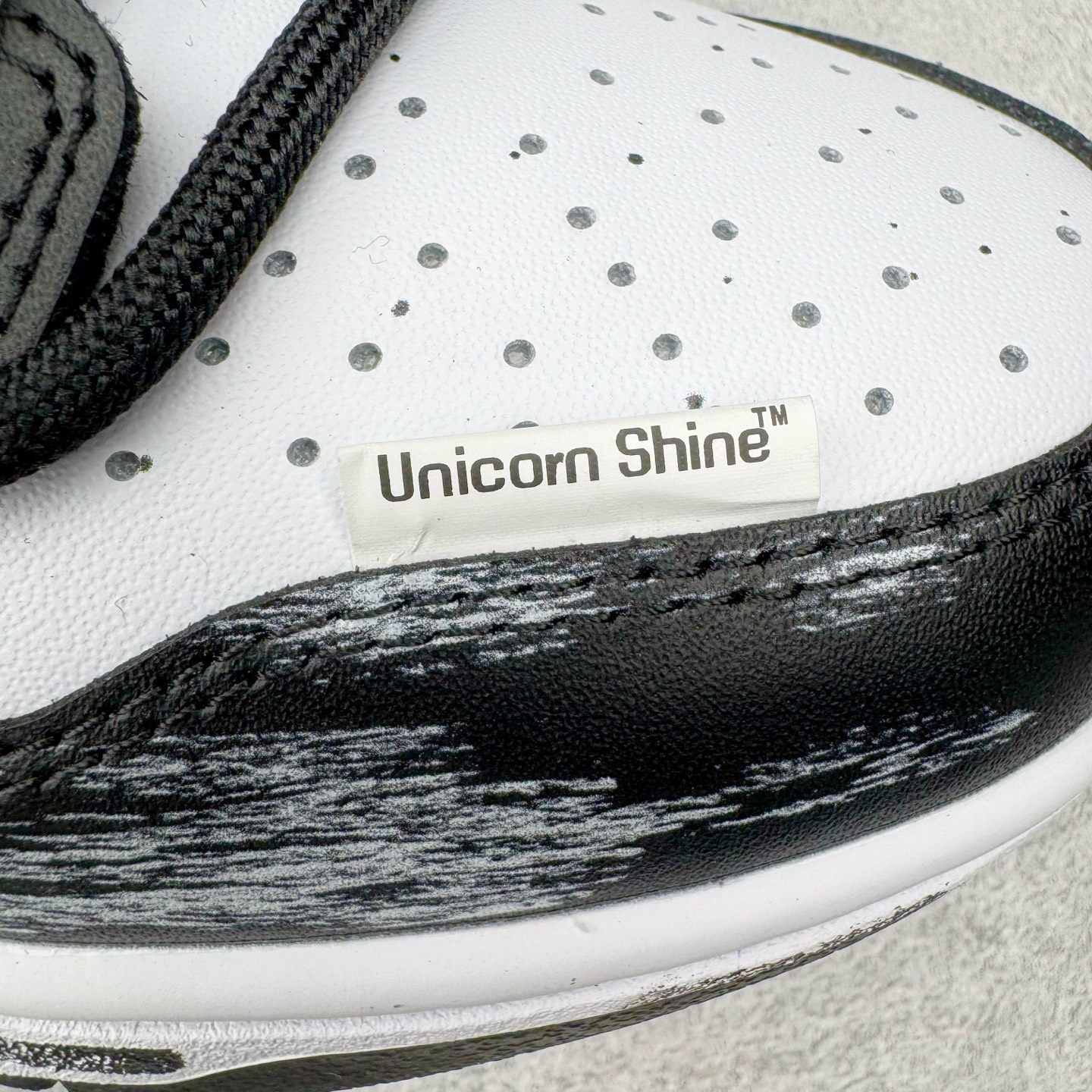 图片[17]-＃YC纯原 NK Dunk Low 死神曼巴 DD1391-100 此款以经典黑白美学为主色调，鞋面撞色泼墨如毒液侵蚀，自带破坏美学，每一笔都是不可复制的野性。蛇鳞Swoosh暗藏冷血锋芒，像曼巴突袭的残影，艺术张力拉满。后跟细节烙印「Black Mamba」彩蛋，直击曼巴信徒灵魂，机能、街头、高街全场景适配，一双鞋搞定所有穿搭名场面，踩街即引爆回头率！定制系列天花板 无原鞋不开发 全系列得物原鞋一比一校对开发 配色持续更新中 终端对接 优势输出 全套原厂楦头原纸板数据档案倾力打造 原汁原味莞产 极致还原 圈内最强针车工艺 高端零售指定版 广东原厂配套原盒原标 鞋盒分三个尺码段 原厂冲刀 超高清洁度 全鞋零毛边皮料切割 采用原厂百宏鞋带以及原厂百宏织唛舌标 内标可供原厂几率过验 进口原装条纹中底布 四线拉帮白色点胶 原厂拉帮手法遵循公司 原厂电绣 极致还原 尺码：36 36.5 37.5 38 38.5 39 40 40.5 41 42 42.5 43 44 44.5 45 46-选品中心