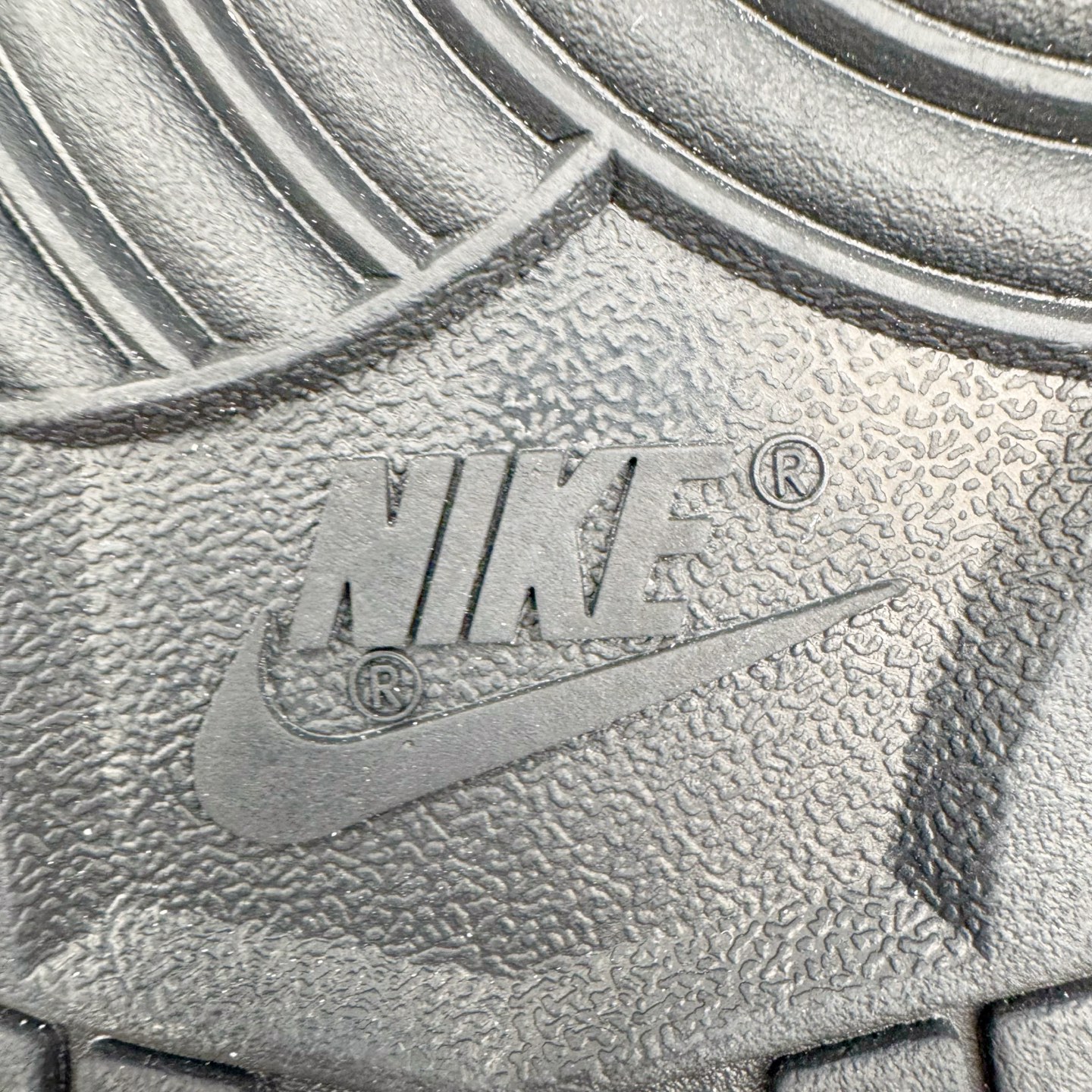 图片[19]-＃YC纯原 NK Dunk Low 死神曼巴 DD1391-100 此款以经典黑白美学为主色调，鞋面撞色泼墨如毒液侵蚀，自带破坏美学，每一笔都是不可复制的野性。蛇鳞Swoosh暗藏冷血锋芒，像曼巴突袭的残影，艺术张力拉满。后跟细节烙印「Black Mamba」彩蛋，直击曼巴信徒灵魂，机能、街头、高街全场景适配，一双鞋搞定所有穿搭名场面，踩街即引爆回头率！定制系列天花板 无原鞋不开发 全系列得物原鞋一比一校对开发 配色持续更新中 终端对接 优势输出 全套原厂楦头原纸板数据档案倾力打造 原汁原味莞产 极致还原 圈内最强针车工艺 高端零售指定版 广东原厂配套原盒原标 鞋盒分三个尺码段 原厂冲刀 超高清洁度 全鞋零毛边皮料切割 采用原厂百宏鞋带以及原厂百宏织唛舌标 内标可供原厂几率过验 进口原装条纹中底布 四线拉帮白色点胶 原厂拉帮手法遵循公司 原厂电绣 极致还原 尺码：36 36.5 37.5 38 38.5 39 40 40.5 41 42 42.5 43 44 44.5 45 46-选品中心