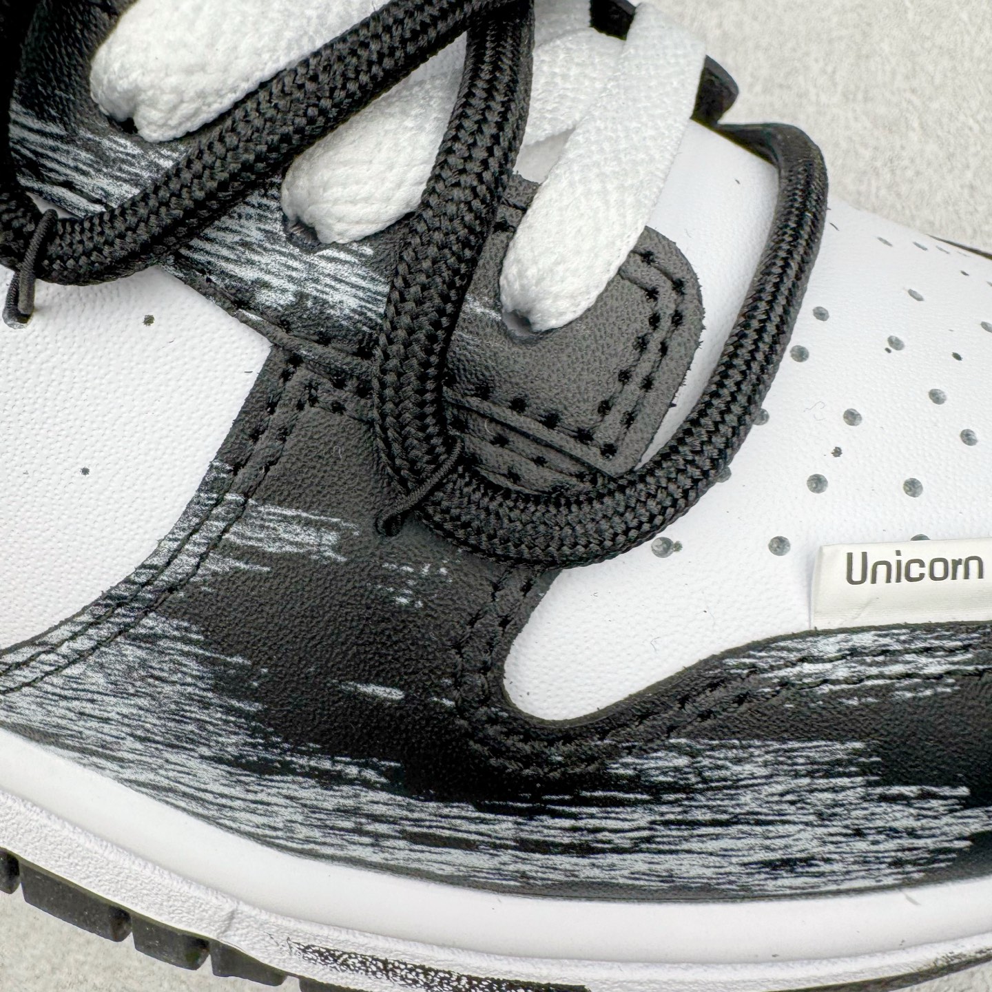 图片[18]-＃YC纯原 NK Dunk Low 死神曼巴 DD1391-100 此款以经典黑白美学为主色调，鞋面撞色泼墨如毒液侵蚀，自带破坏美学，每一笔都是不可复制的野性。蛇鳞Swoosh暗藏冷血锋芒，像曼巴突袭的残影，艺术张力拉满。后跟细节烙印「Black Mamba」彩蛋，直击曼巴信徒灵魂，机能、街头、高街全场景适配，一双鞋搞定所有穿搭名场面，踩街即引爆回头率！定制系列天花板 无原鞋不开发 全系列得物原鞋一比一校对开发 配色持续更新中 终端对接 优势输出 全套原厂楦头原纸板数据档案倾力打造 原汁原味莞产 极致还原 圈内最强针车工艺 高端零售指定版 广东原厂配套原盒原标 鞋盒分三个尺码段 原厂冲刀 超高清洁度 全鞋零毛边皮料切割 采用原厂百宏鞋带以及原厂百宏织唛舌标 内标可供原厂几率过验 进口原装条纹中底布 四线拉帮白色点胶 原厂拉帮手法遵循公司 原厂电绣 极致还原 尺码：36 36.5 37.5 38 38.5 39 40 40.5 41 42 42.5 43 44 44.5 45 46-选品中心