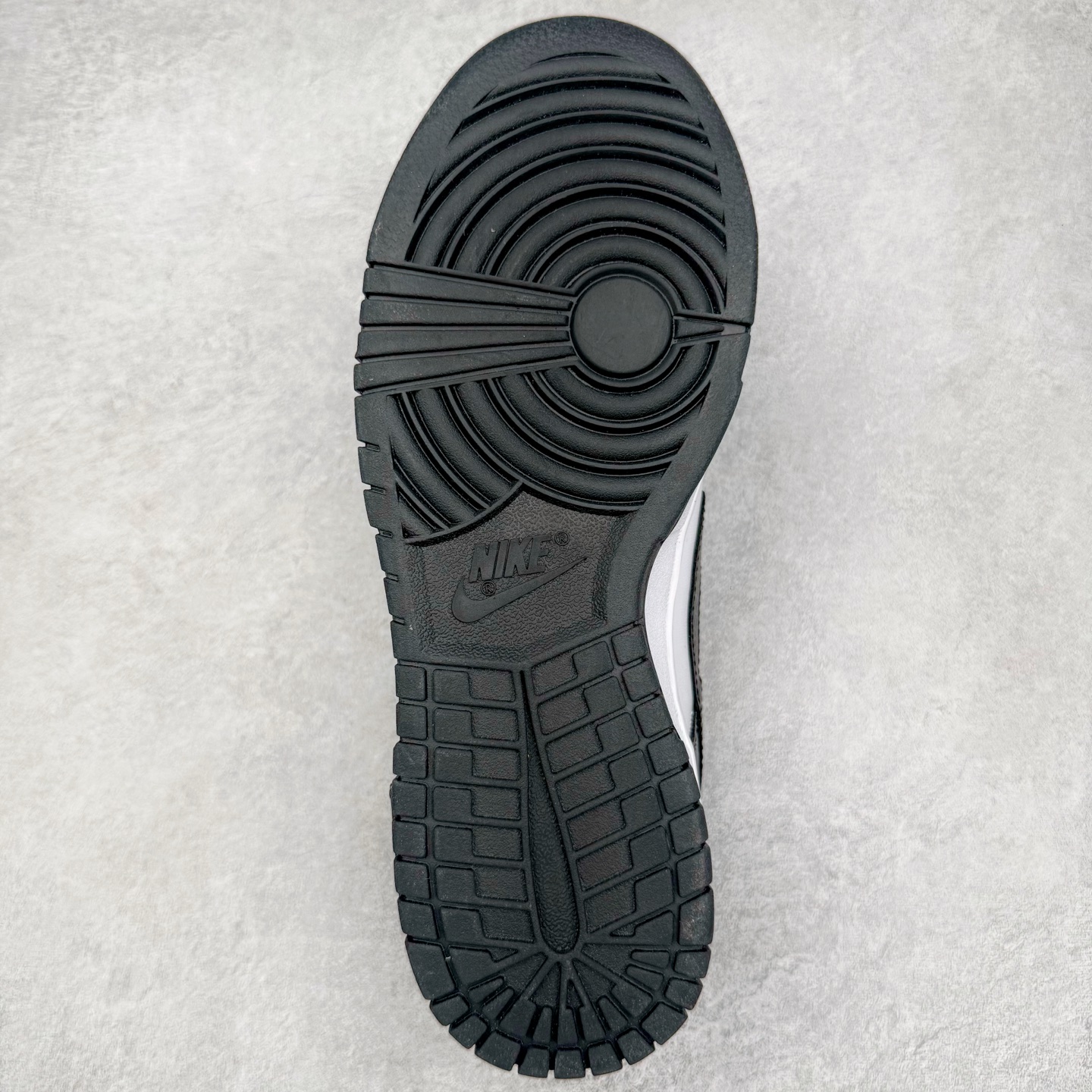 图片[9]-＃YC纯原 NK Dunk Low 死神曼巴 DD1391-100 此款以经典黑白美学为主色调，鞋面撞色泼墨如毒液侵蚀，自带破坏美学，每一笔都是不可复制的野性。蛇鳞Swoosh暗藏冷血锋芒，像曼巴突袭的残影，艺术张力拉满。后跟细节烙印「Black Mamba」彩蛋，直击曼巴信徒灵魂，机能、街头、高街全场景适配，一双鞋搞定所有穿搭名场面，踩街即引爆回头率！定制系列天花板 无原鞋不开发 全系列得物原鞋一比一校对开发 配色持续更新中 终端对接 优势输出 全套原厂楦头原纸板数据档案倾力打造 原汁原味莞产 极致还原 圈内最强针车工艺 高端零售指定版 广东原厂配套原盒原标 鞋盒分三个尺码段 原厂冲刀 超高清洁度 全鞋零毛边皮料切割 采用原厂百宏鞋带以及原厂百宏织唛舌标 内标可供原厂几率过验 进口原装条纹中底布 四线拉帮白色点胶 原厂拉帮手法遵循公司 原厂电绣 极致还原 尺码：36 36.5 37.5 38 38.5 39 40 40.5 41 42 42.5 43 44 44.5 45 46-选品中心