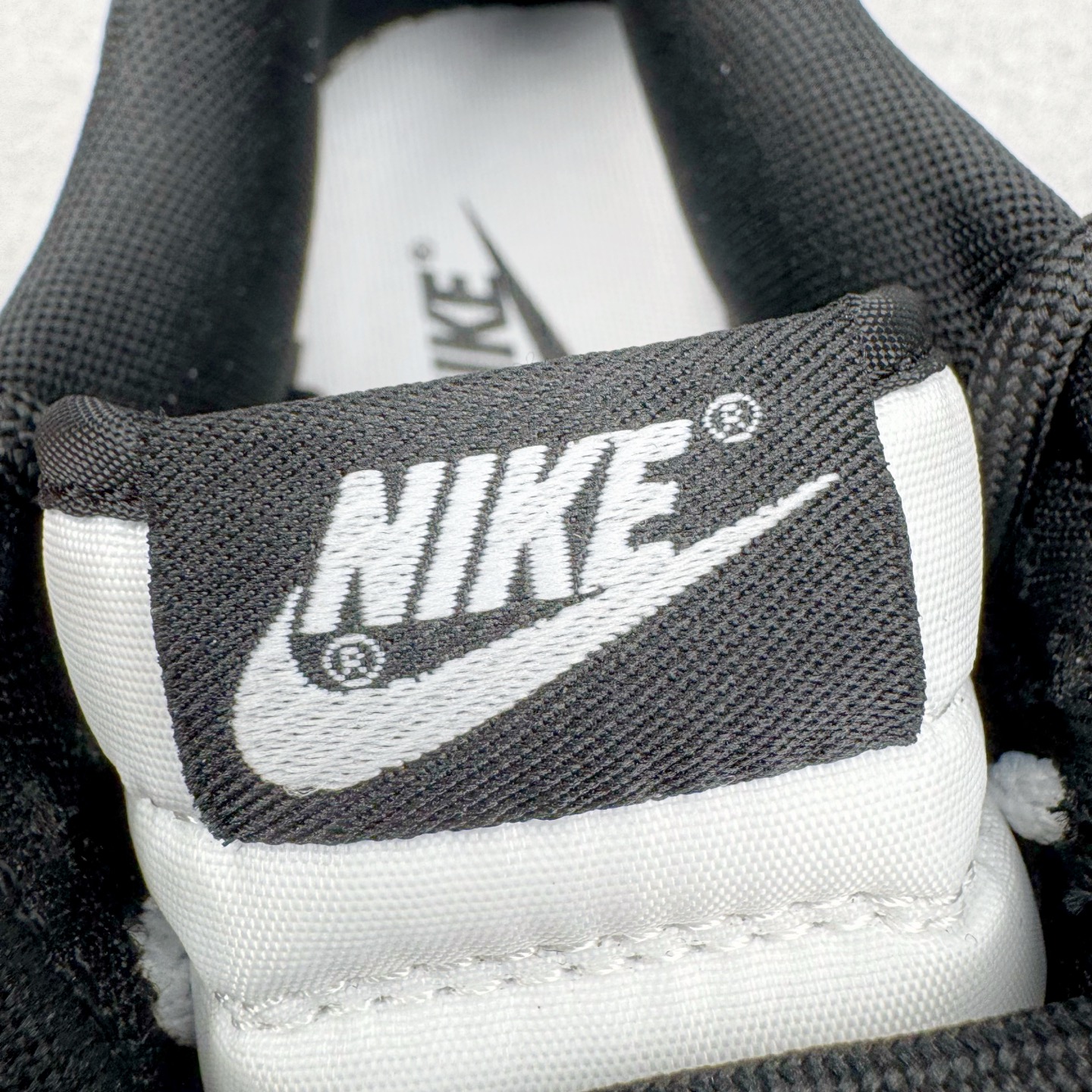 图片[12]-＃YC纯原 NK Dunk Low 死神曼巴 DD1391-100 此款以经典黑白美学为主色调，鞋面撞色泼墨如毒液侵蚀，自带破坏美学，每一笔都是不可复制的野性。蛇鳞Swoosh暗藏冷血锋芒，像曼巴突袭的残影，艺术张力拉满。后跟细节烙印「Black Mamba」彩蛋，直击曼巴信徒灵魂，机能、街头、高街全场景适配，一双鞋搞定所有穿搭名场面，踩街即引爆回头率！定制系列天花板 无原鞋不开发 全系列得物原鞋一比一校对开发 配色持续更新中 终端对接 优势输出 全套原厂楦头原纸板数据档案倾力打造 原汁原味莞产 极致还原 圈内最强针车工艺 高端零售指定版 广东原厂配套原盒原标 鞋盒分三个尺码段 原厂冲刀 超高清洁度 全鞋零毛边皮料切割 采用原厂百宏鞋带以及原厂百宏织唛舌标 内标可供原厂几率过验 进口原装条纹中底布 四线拉帮白色点胶 原厂拉帮手法遵循公司 原厂电绣 极致还原 尺码：36 36.5 37.5 38 38.5 39 40 40.5 41 42 42.5 43 44 44.5 45 46-选品中心