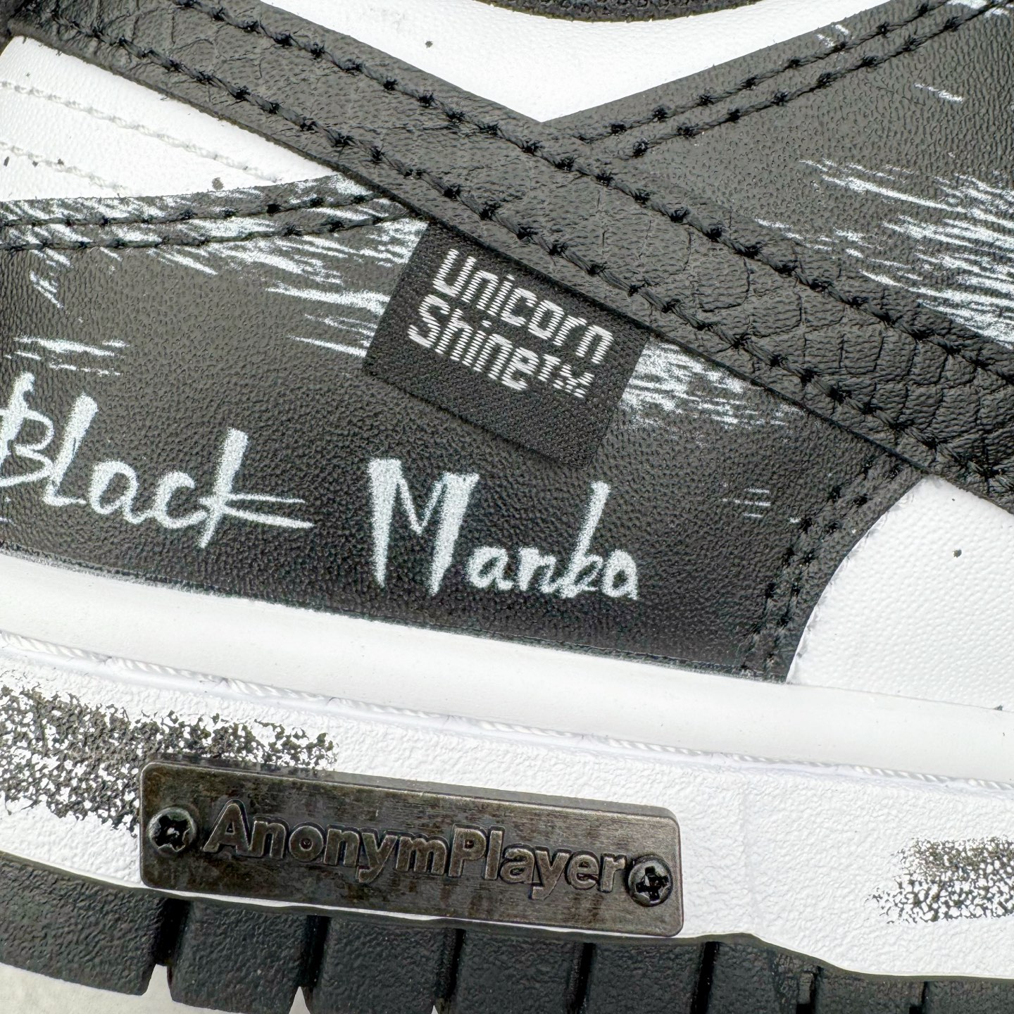 图片[15]-＃YC纯原 NK Dunk Low 死神曼巴 DD1391-100 此款以经典黑白美学为主色调，鞋面撞色泼墨如毒液侵蚀，自带破坏美学，每一笔都是不可复制的野性。蛇鳞Swoosh暗藏冷血锋芒，像曼巴突袭的残影，艺术张力拉满。后跟细节烙印「Black Mamba」彩蛋，直击曼巴信徒灵魂，机能、街头、高街全场景适配，一双鞋搞定所有穿搭名场面，踩街即引爆回头率！定制系列天花板 无原鞋不开发 全系列得物原鞋一比一校对开发 配色持续更新中 终端对接 优势输出 全套原厂楦头原纸板数据档案倾力打造 原汁原味莞产 极致还原 圈内最强针车工艺 高端零售指定版 广东原厂配套原盒原标 鞋盒分三个尺码段 原厂冲刀 超高清洁度 全鞋零毛边皮料切割 采用原厂百宏鞋带以及原厂百宏织唛舌标 内标可供原厂几率过验 进口原装条纹中底布 四线拉帮白色点胶 原厂拉帮手法遵循公司 原厂电绣 极致还原 尺码：36 36.5 37.5 38 38.5 39 40 40.5 41 42 42.5 43 44 44.5 45 46-选品中心