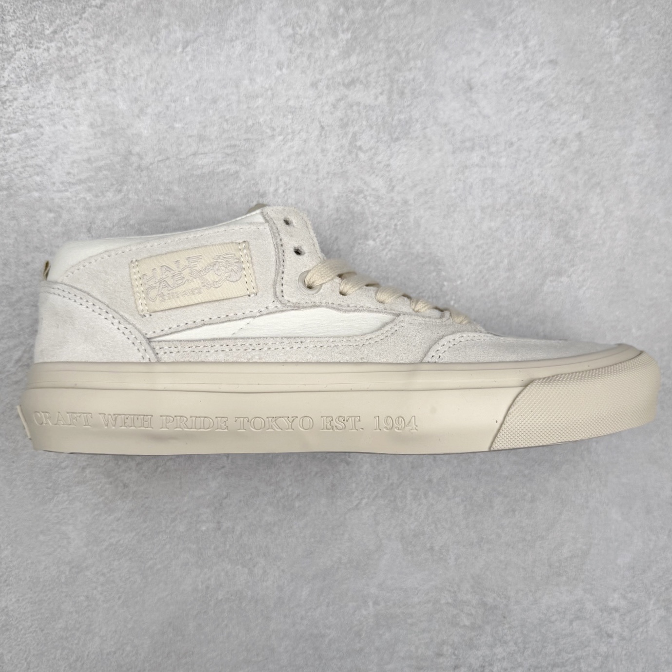 NEIGHBORHOOD x OTW by Vans 联名 全新联名系列，以经典鞋型Vans Half Cab 为蓝本，鞋面麂皮拼皮革搭载同色系缝线收边，创构简约造型。Half Cab®️ 33，大底包边印入 “Craft With Pride Tokyo Est. 1994”，符号语言致意创始信念，奠定街头基因，Classic Slip-On 98，外观低调映现精湛工艺美学，造型诠释简约风范，个性不彰自显。 货号：VNOOOEFY7VJ 米色 货号：VN000EFYBLA 黑色 尺码：35 36 36.5 37 38 38.5 39 40 40.5 41 42 42.5 43 44-选品中心