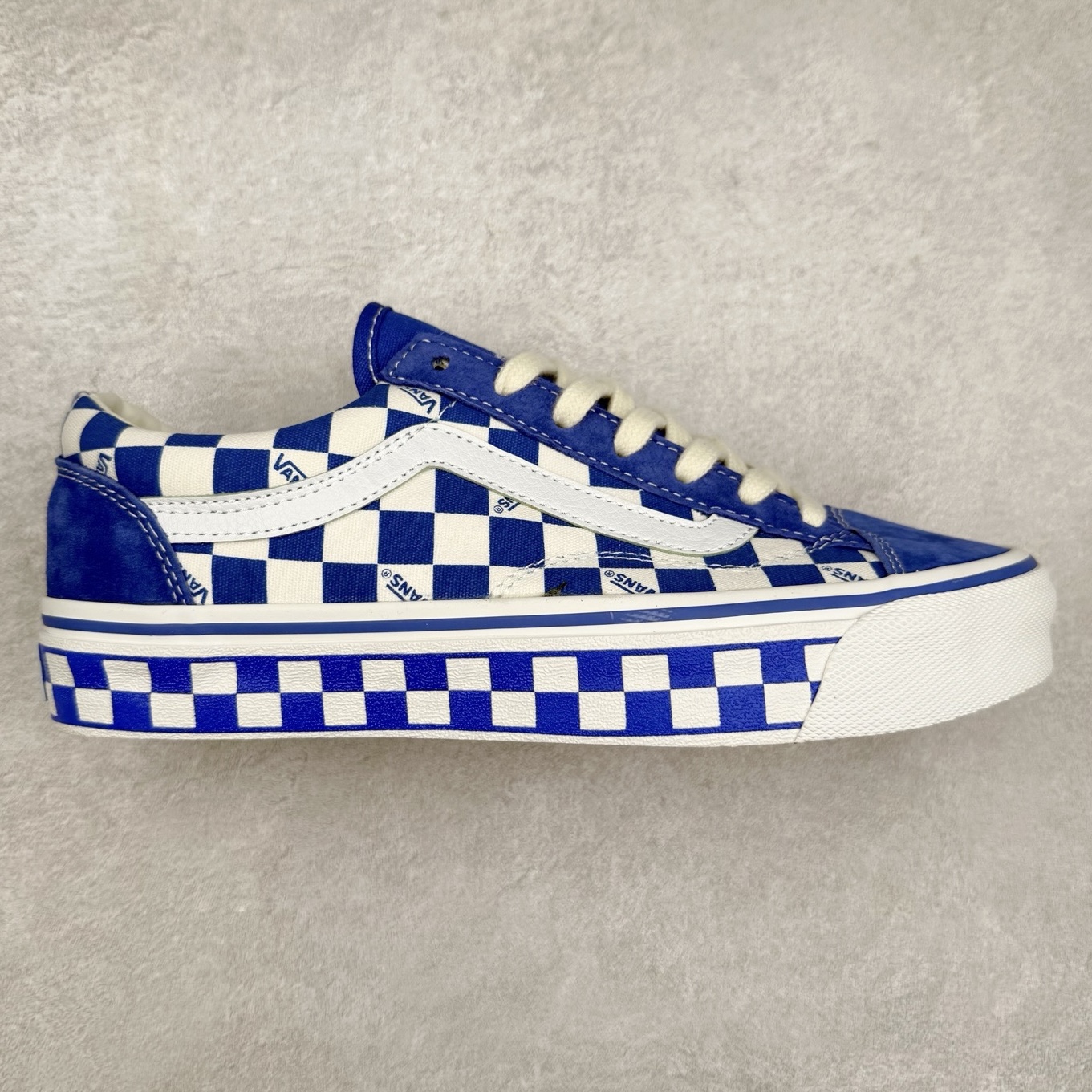 Vans Old Skool 36 LX-BMX 官方新款 蓝白棋盘格休闲帆布鞋 Vans Premium 高阶系列延续经典工艺，采用麂皮与帆布拼接搭配，触感细腻，鞋身两侧搭配 8 盎司蓝白帆布，强化复古属性。并且皮质侧边条纹通过与鞋身材质的碰撞提升视觉层次，棋盘格不仅铺陈鞋面，更以满印形式覆盖包边，完整复刻上世纪 BMX 选手钟爱的棋盘格 Vans 样式。 货号：VN000D57ERM 尺码：35 36 36.5 37 38 38.5 39 40 40.5 41 42 42.5 43 44-选品中心