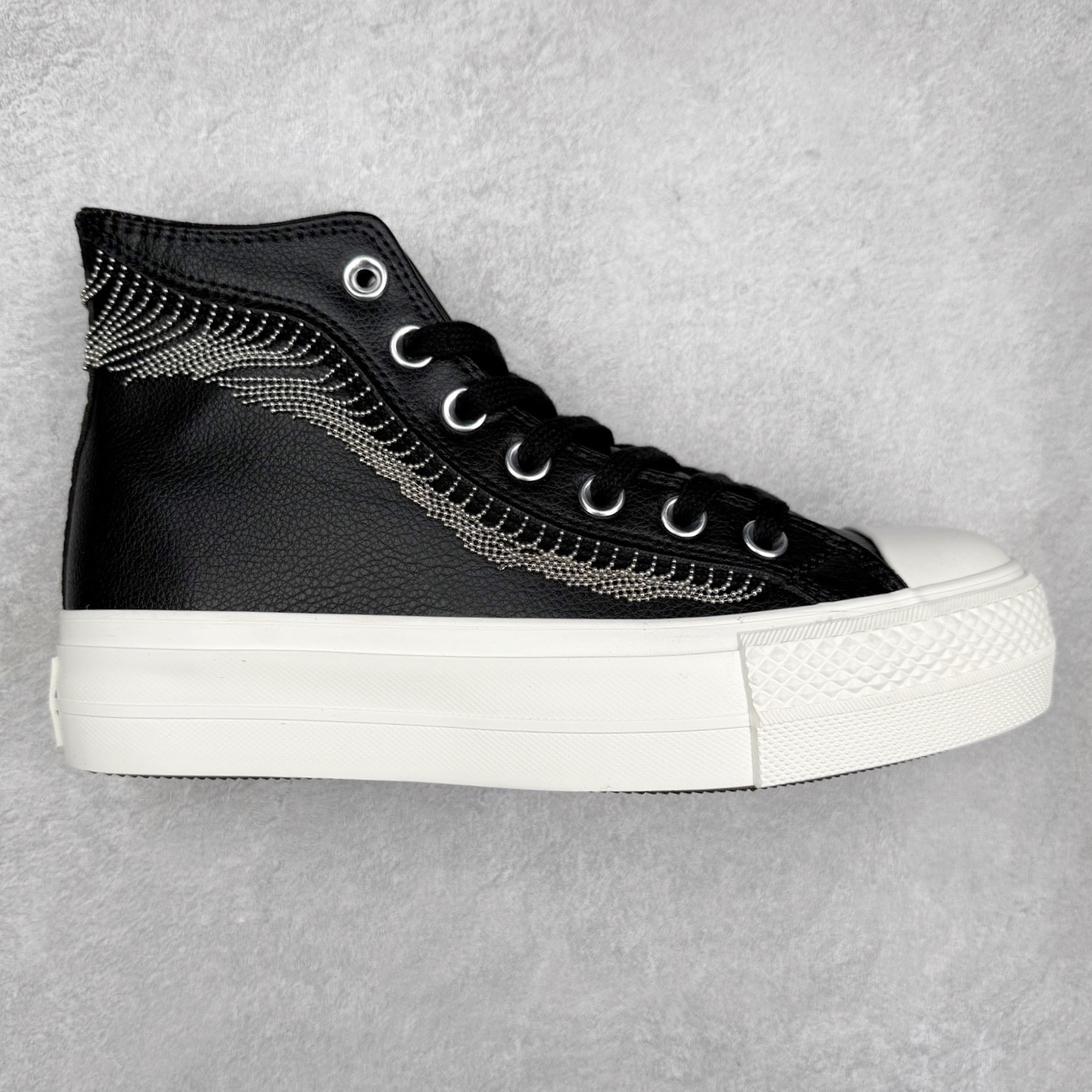 Converse Chuck Taylor All Star Platform Western Glam 舒适简约 女款高帮帆布鞋 采用经典70s高帮版型 以黑色为主色调质感拉满 皮质鞋面搭配银色线条 简约不乏设计感 货号：A15473C 尺码：35 36 37 38 39 40-选品中心