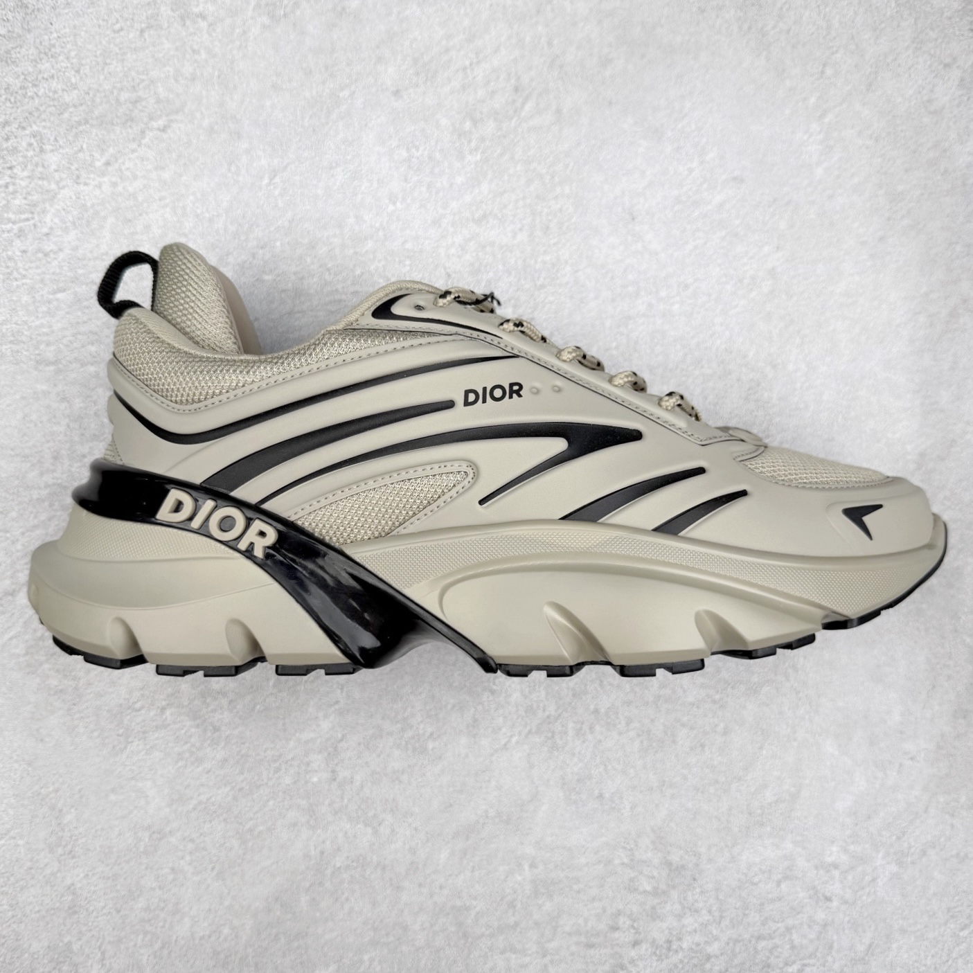 DIOR B44 Blade 迪奥2024新款圆头系带跑步鞋 新款鞋款的特点是受到 21 世纪启发的大胆蓬松造型 B44 Blade 运动鞋采用渐变技术网布制成 配有同色技术面料面板 鞋底上配有对比鲜明的 Blade 嵌件 与跑步世界息息相关 这款运动鞋具有运动、复古未来主义的外观 配有超细纤维和帆布嵌件 并饰有标志性的“Dior”标志 点缀在鞋面、鞋跟和侧面 鞋型饰有 Dior 和Lewis Hamilton标志性饰物 悬挂在鞋眼上 而鞋面、鞋跟和侧面则饰有 Dior 标志 尺码：36 37 38 39 40 41 42 43 44 45-选品中心