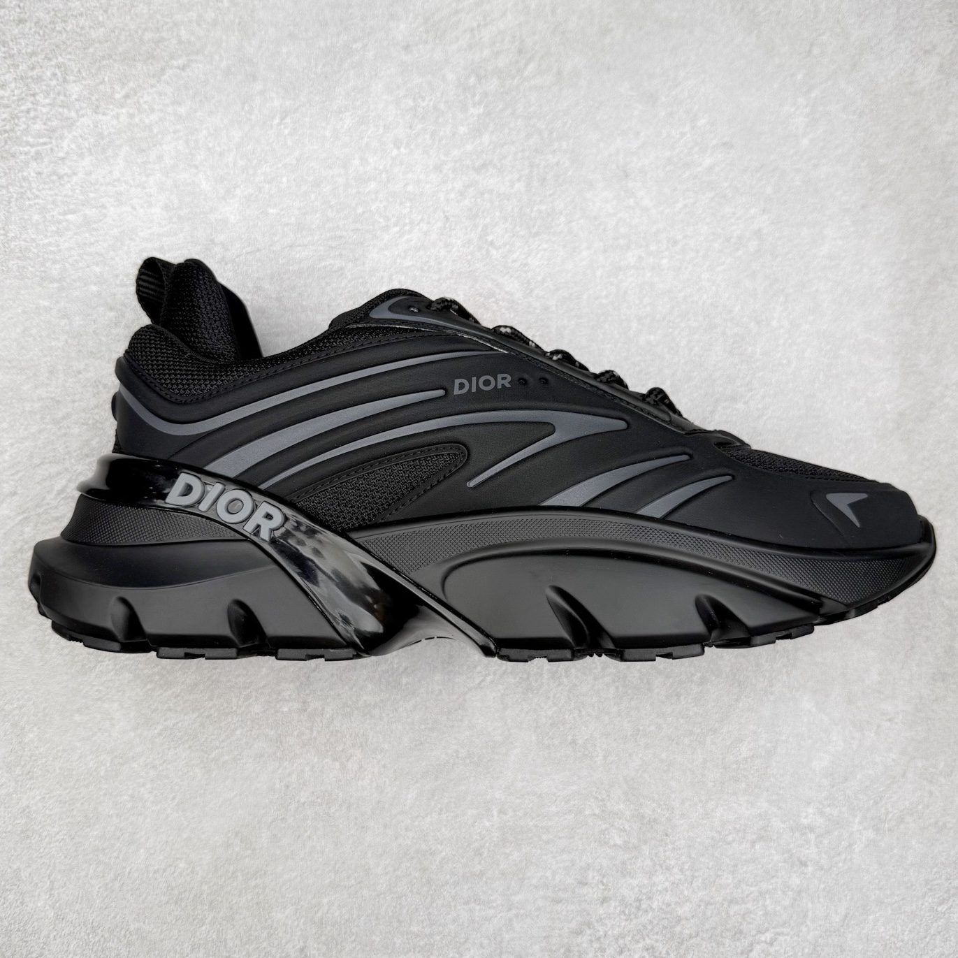 DIOR B44 Blade 迪奥2024新款圆头系带跑步鞋 新款鞋款的特点是受到 21 世纪启发的大胆蓬松造型 B44 Blade 运动鞋采用渐变技术网布制成 配有同色技术面料面板 鞋底上配有对比鲜明的 Blade 嵌件 与跑步世界息息相关 这款运动鞋具有运动、复古未来主义的外观 配有超细纤维和帆布嵌件 并饰有标志性的“Dior”标志 点缀在鞋面、鞋跟和侧面 鞋型饰有 Dior 和Lewis Hamilton标志性饰物 悬挂在鞋眼上 而鞋面、鞋跟和侧面则饰有 Dior 标志 尺码：36 37 38 39 40 41 42 43 44 45-选品中心