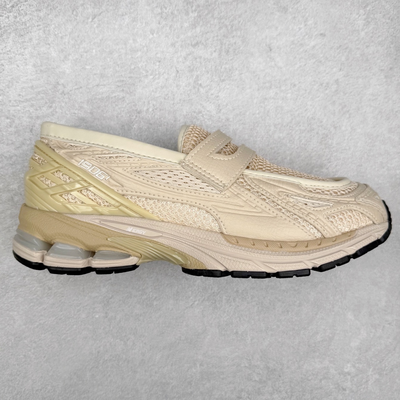 JUNYA WATANABE x New Balance NB 1906R 新百伦联名款舒适百搭防滑低帮生活休闲鞋乐福鞋 Junya Watanabe 和 New Balance 再次联手，推出了全新的合作款——1906 Loafer。这款跨越运动鞋与皮鞋界限的设计。设计将 New Balance 1906R 的技术与经典皮革便鞋的风格完美融合。厚实的鞋底与精致的漆皮鞋面，不仅保留了运动鞋的舒适感，还能轻松驾驭休闲与正式造型。一位国外鞋友对此鞋的评价颇具趣味：“这是开完重要会议后，立马开始 5K 长跑的理想鞋款。”-选品中心