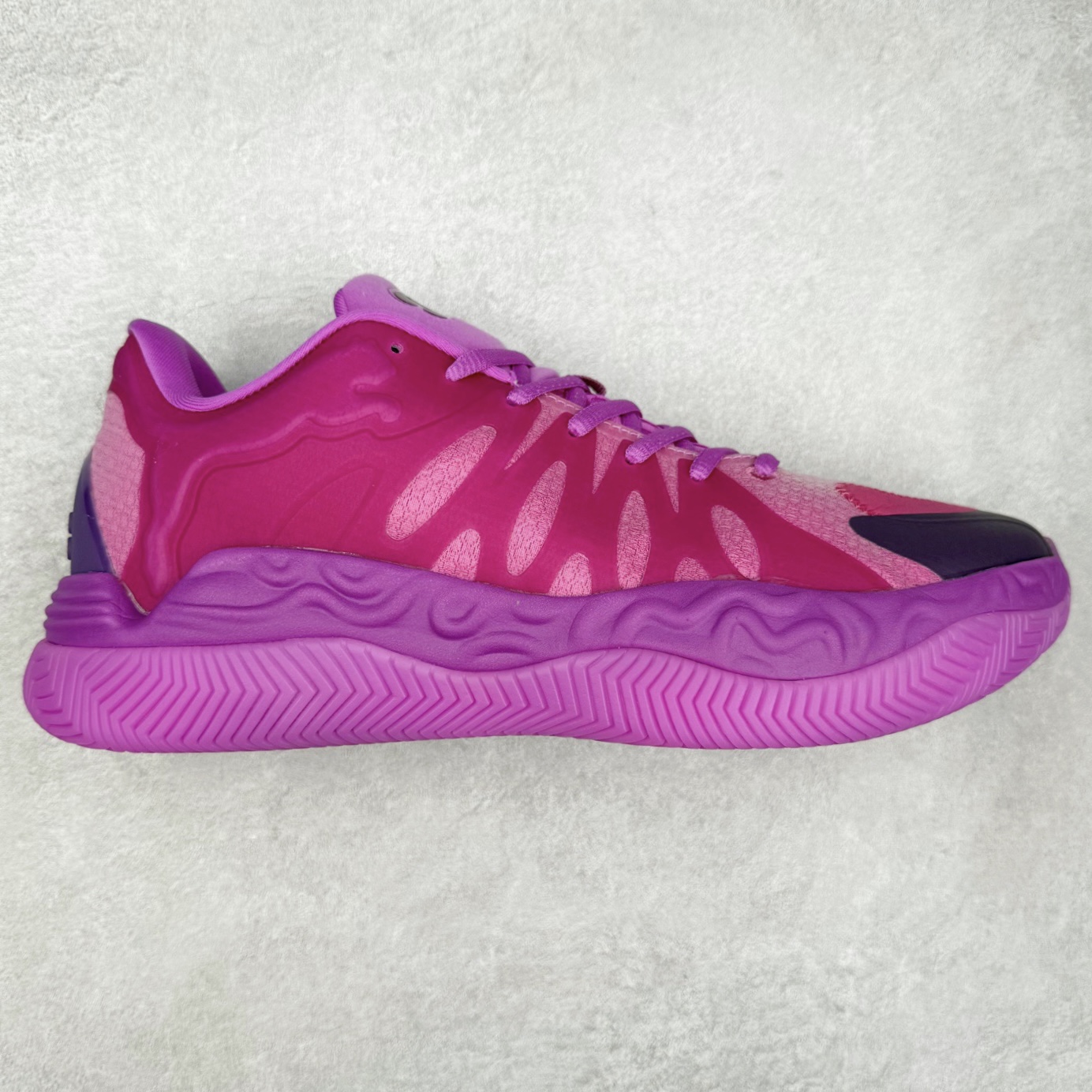 PUMA Hali 1 彪马哈里伯顿一代舒适百搭防滑耐磨低帮篮球鞋 设计师和哈里伯顿在设计过程中进行过多次沟通，中底NITRO泡棉的指纹纹理，有很明显的Salehe Bembury风格。鞋舌和后跟处的个人Logo由“Hali”简化而来，鞋帮位置的PUMA立体美洲狮增添了复古感。低帮造型目的为哈利带来更好的场地感。织物鞋面配合TPU补强提供动态支撑。中足内嵌大面积H型抗扭片，外底是人字纹的半透明橡胶。尺码：36 36.5 37.5 38 38.5 39 40 40.5 41 42 42.5 43 44 44.5 45 46-选品中心