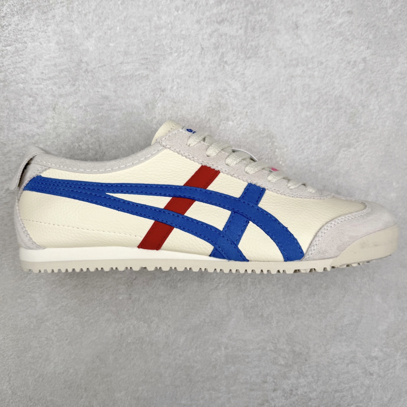 ＃纯原福利 Asics Onitsuka Tiger MEXICO 66 亚瑟士鬼冢虎复古经典板鞋 市场最强版本 原厂牛津布加持 海外订单工厂出品 超成熟稳定的做工品控 原装全套纸板楦头开发 原汁原味 完美呈现版型 私模正确鞋底咬花纹路 一比一鞋头弧度高度鞋身弧度 绝不口嗨 细节品控鞋型随意秒杀市面 原档咬花纹路私模大底 一个单元有六个三角形 总体形拼接呈现花瓣状 官方四联吊牌 原装Ortholite轻量化鞋垫 原盒原配 质保卡 说明书 钢印防尘纸 纸板中底带钢印 乳胶组合鞋垫 支持全方位的对比专柜 产品从款式颜色造型上体现出追求舒适和细节的完美 鞋类更是推崇手工制作的严谨与完美 融舒适性与可穿性的设计风格 注重细节的完美和别致魅力 既保持稳重 又不失轻松的时尚感 尺码：36 37 37.5 38 39 39.5 40 40.5 41.5 42 42.5 43.5 44 45-选品中心