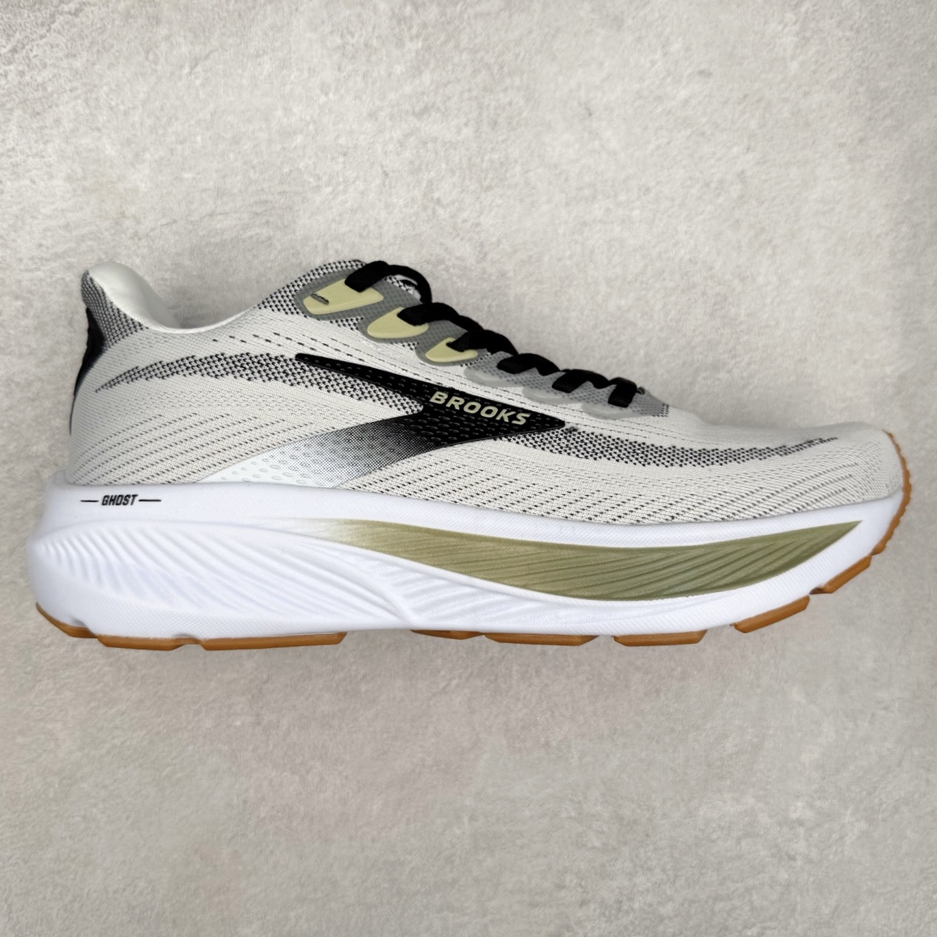 Brooks布鲁克斯 Ghost 17 马拉松舒适百搭防滑耐磨低帮跑步鞋 Brooks 四大跑鞋之一 百年品牌 跑鞋从外形上基本就能判断这是一款速度跑鞋 简洁干练的外形结构和极强的运动流线型看着非常有速度感 上脚的第一感觉是非常轻 美码9码的鞋单只206g不到 从个人偏好来说 200g左右的竞速鞋最具安全感 鞋面采用单层网布 很薄 前掌使用了大量开放式网眼 排气直接快速 透气性上乘 鞋舌也是轻量化设计 仅为一层麂皮 和脚背完美贴合 鞋舌中央有个防偏穿孔 从实际穿着来看 通常鞋舌都是外偏 如果是防偏穿孔位于中心 防偏效果其实并不十分有效 如果采用趋外侧的偏心设计更有效 鞋帮泡棉填充量不大 但非常紧凑 贴合舒适 包裹稳固 内置硬质TPU保证必要的稳定性 跑鞋中底采用的是DNA FLASH科技材料 DNA FLASH中底科技 是Brooks第一款将氮气注入中底的创新科技 主要原理是借助“超临界流体”发泡技术 将液态氮稳定的转化为气态氮 并使其均匀地形成无数紧密贴合的密闭式气囊结构 尺码：36 36.5 37.5 38 38.5 39 40 40.5 41 42 42.5 43 44 44.5 45 46-选品中心