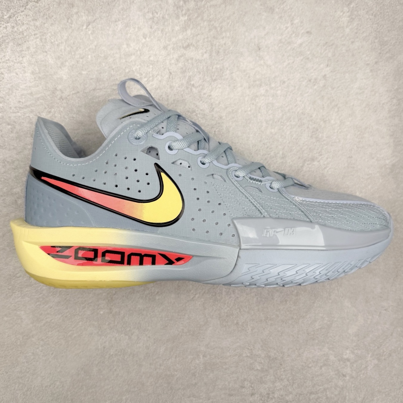 NK G.T. Cut 3.0 EP GT3代实战篮球鞋 DV2918-601 该鞋款采用出众回弹设计 为切入、转向和移步篮筐提供出色的能量回馈 回弹性能带来弹力充沛的迈步体验 助你爆发疾速 全掌型 ZoomX 泡绵 缔造弹力出众的轻盈迈步体验 助你在比赛升温时能够急速快攻 驰骋全场 鞋面绳线与鞋带相结合 有助稳固前足 后跟搭配加垫鞋口 为脚踝营造舒适稳固感受 全掌型 ZoomX 泡绵 能够带来出众的能量回馈 前足外侧采用精巧塑料覆面 在瞬间爆发时提供稳固脚感 尺码：39 40 40.5 41 42 42.5 43 44 44.5 45 46-选品中心