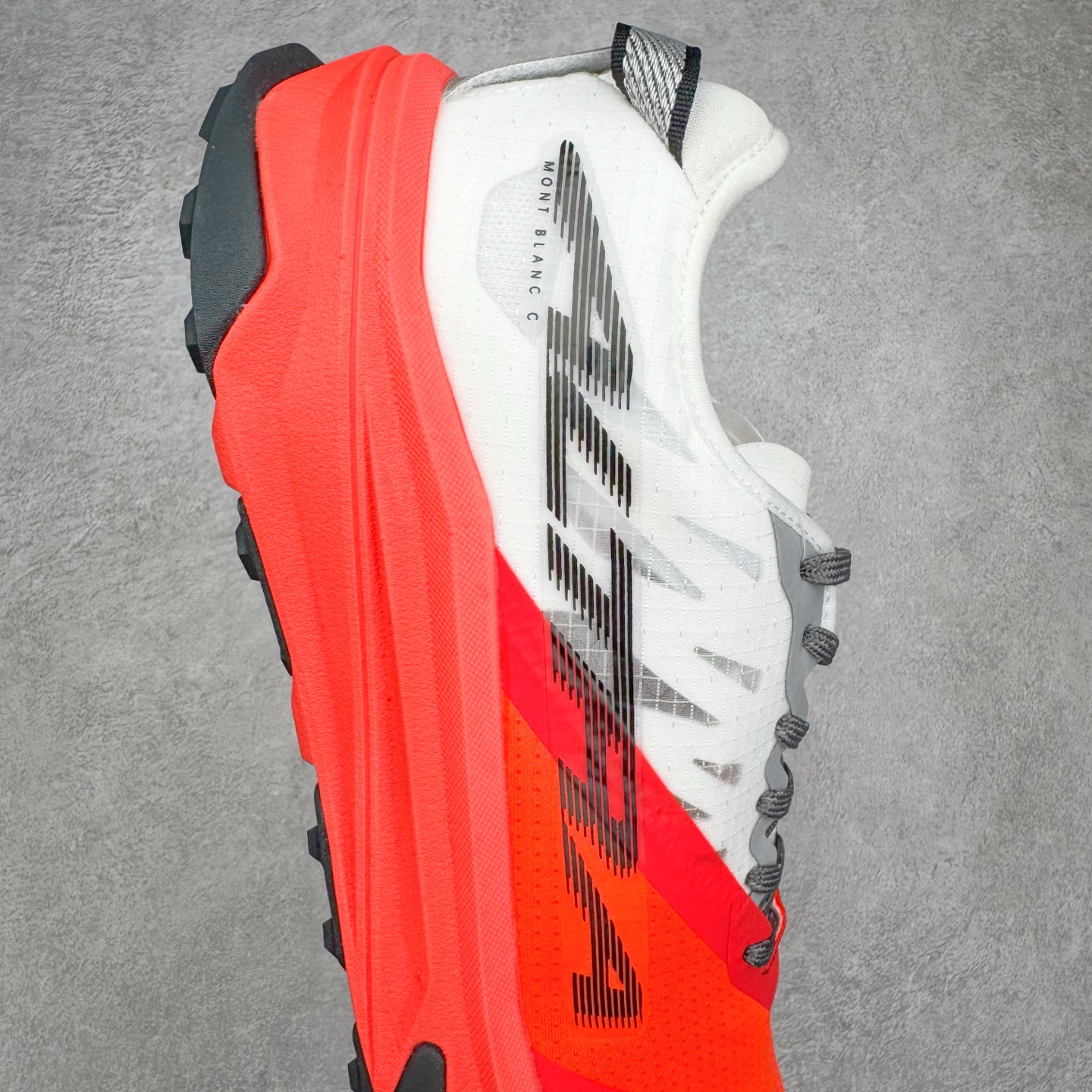 图片[6]-＃纯原 MONTBLANC/万宝龙 x Altra CARBON Man 舒适时尚简约百搭透气跑步鞋 2009年，长跑精英运动员Golden Harper在美国犹他州创立了“Altra Footwear”，跑鞋特点是采用舒适的FootShape™M（很适鞋楦）设计和独特的BalancedCushioning™（平衡缓冲）技术，帮助遭受伤病困扰的跑者回归跑步，从而迅速积累起良好的口碑。2011年品牌迅速发展，屡获大奖。2015年开始不仅占据全美跑鞋前十，足迹更是遍布全球。2016年Altra正式进入中国市场，凭借独特的品牌风格以及出色的性能表现，三年来获得越来越多普通跑者的喜爱。销售业绩增长迅速，成为中国越野跑市场占有量前三的跑鞋品牌。实拍调校N版已经零色差零失真 百分百还原实物色彩所见即所得 不存在货不对板色差等低级问题 选购参考实物拍摄 不混卖不参货 只用心做好货严格选品 承诺混一赔十 尺码：39 40 40.5 41 42 42.5 43 44 44.5 45 46-选品中心