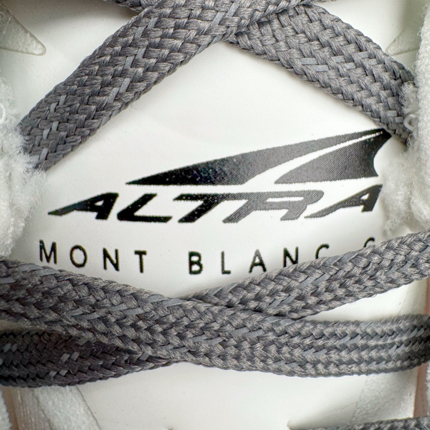 图片[11]-＃纯原 MONTBLANC/万宝龙 x Altra CARBON Man 舒适时尚简约百搭透气跑步鞋 2009年，长跑精英运动员Golden Harper在美国犹他州创立了“Altra Footwear”，跑鞋特点是采用舒适的FootShape™M（很适鞋楦）设计和独特的BalancedCushioning™（平衡缓冲）技术，帮助遭受伤病困扰的跑者回归跑步，从而迅速积累起良好的口碑。2011年品牌迅速发展，屡获大奖。2015年开始不仅占据全美跑鞋前十，足迹更是遍布全球。2016年Altra正式进入中国市场，凭借独特的品牌风格以及出色的性能表现，三年来获得越来越多普通跑者的喜爱。销售业绩增长迅速，成为中国越野跑市场占有量前三的跑鞋品牌。实拍调校N版已经零色差零失真 百分百还原实物色彩所见即所得 不存在货不对板色差等低级问题 选购参考实物拍摄 不混卖不参货 只用心做好货严格选品 承诺混一赔十 尺码：39 40 40.5 41 42 42.5 43 44 44.5 45 46-选品中心