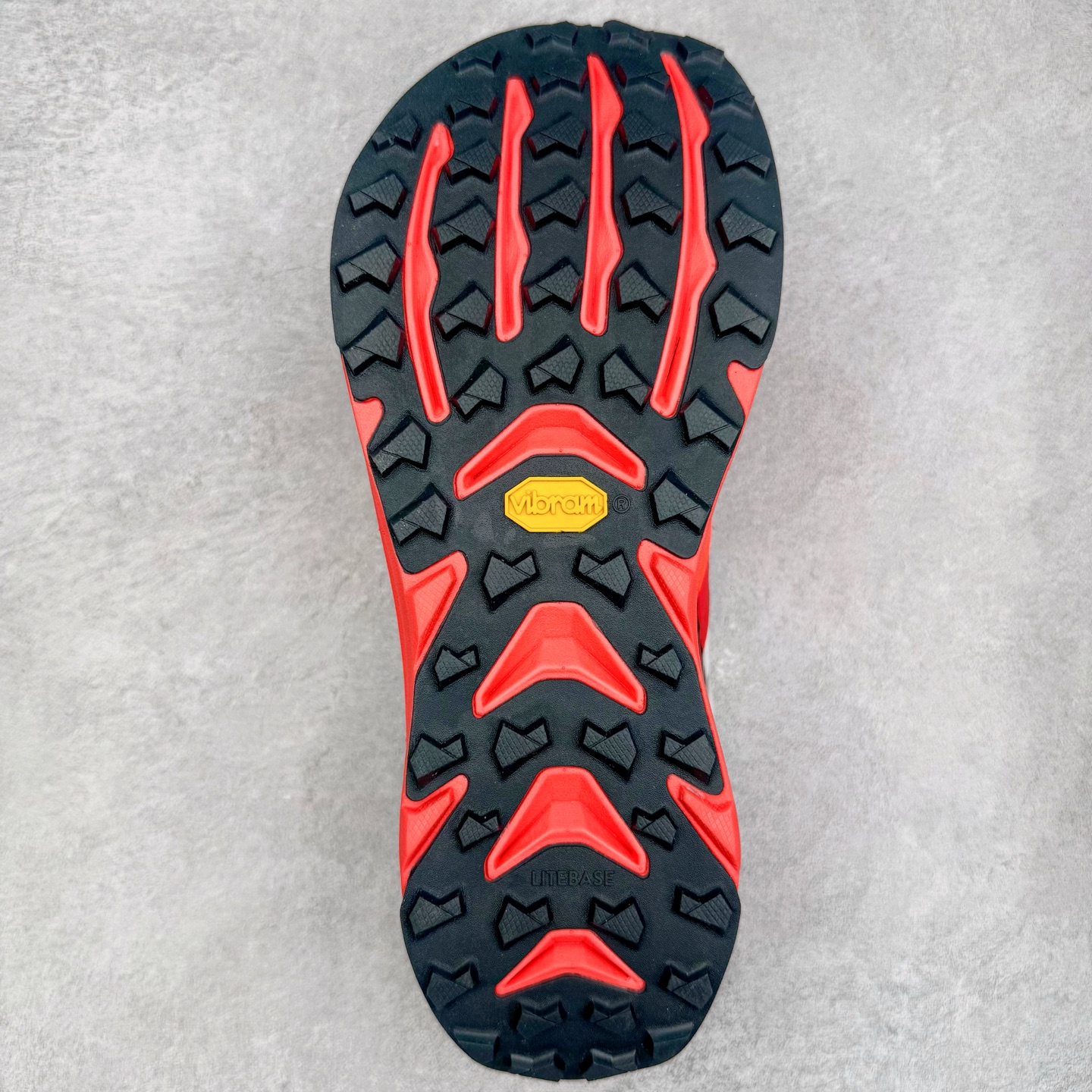 图片[9]-＃纯原 MONTBLANC/万宝龙 x Altra CARBON Man 舒适时尚简约百搭透气跑步鞋 2009年，长跑精英运动员Golden Harper在美国犹他州创立了“Altra Footwear”，跑鞋特点是采用舒适的FootShape™M（很适鞋楦）设计和独特的BalancedCushioning™（平衡缓冲）技术，帮助遭受伤病困扰的跑者回归跑步，从而迅速积累起良好的口碑。2011年品牌迅速发展，屡获大奖。2015年开始不仅占据全美跑鞋前十，足迹更是遍布全球。2016年Altra正式进入中国市场，凭借独特的品牌风格以及出色的性能表现，三年来获得越来越多普通跑者的喜爱。销售业绩增长迅速，成为中国越野跑市场占有量前三的跑鞋品牌。实拍调校N版已经零色差零失真 百分百还原实物色彩所见即所得 不存在货不对板色差等低级问题 选购参考实物拍摄 不混卖不参货 只用心做好货严格选品 承诺混一赔十 尺码：39 40 40.5 41 42 42.5 43 44 44.5 45 46-选品中心