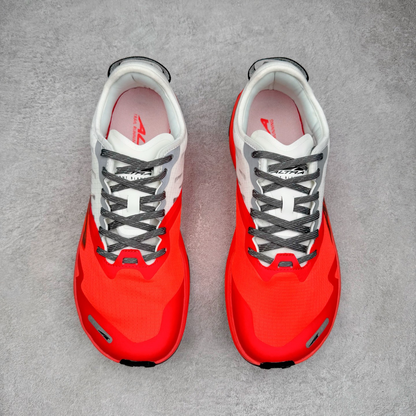图片[2]-＃纯原 MONTBLANC/万宝龙 x Altra CARBON Man 舒适时尚简约百搭透气跑步鞋 2009年，长跑精英运动员Golden Harper在美国犹他州创立了“Altra Footwear”，跑鞋特点是采用舒适的FootShape™M（很适鞋楦）设计和独特的BalancedCushioning™（平衡缓冲）技术，帮助遭受伤病困扰的跑者回归跑步，从而迅速积累起良好的口碑。2011年品牌迅速发展，屡获大奖。2015年开始不仅占据全美跑鞋前十，足迹更是遍布全球。2016年Altra正式进入中国市场，凭借独特的品牌风格以及出色的性能表现，三年来获得越来越多普通跑者的喜爱。销售业绩增长迅速，成为中国越野跑市场占有量前三的跑鞋品牌。实拍调校N版已经零色差零失真 百分百还原实物色彩所见即所得 不存在货不对板色差等低级问题 选购参考实物拍摄 不混卖不参货 只用心做好货严格选品 承诺混一赔十 尺码：39 40 40.5 41 42 42.5 43 44 44.5 45 46-选品中心