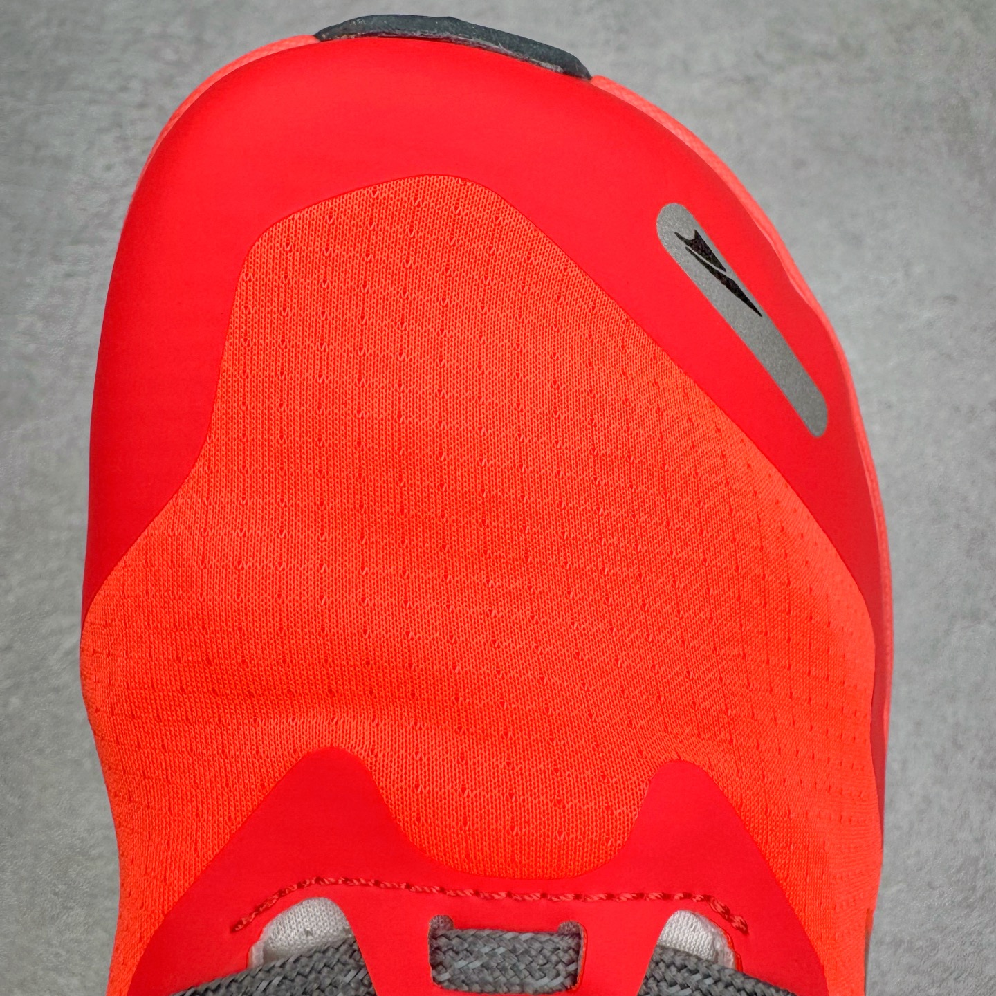 图片[13]-＃纯原 MONTBLANC/万宝龙 x Altra CARBON Man 舒适时尚简约百搭透气跑步鞋 2009年，长跑精英运动员Golden Harper在美国犹他州创立了“Altra Footwear”，跑鞋特点是采用舒适的FootShape™M（很适鞋楦）设计和独特的BalancedCushioning™（平衡缓冲）技术，帮助遭受伤病困扰的跑者回归跑步，从而迅速积累起良好的口碑。2011年品牌迅速发展，屡获大奖。2015年开始不仅占据全美跑鞋前十，足迹更是遍布全球。2016年Altra正式进入中国市场，凭借独特的品牌风格以及出色的性能表现，三年来获得越来越多普通跑者的喜爱。销售业绩增长迅速，成为中国越野跑市场占有量前三的跑鞋品牌。实拍调校N版已经零色差零失真 百分百还原实物色彩所见即所得 不存在货不对板色差等低级问题 选购参考实物拍摄 不混卖不参货 只用心做好货严格选品 承诺混一赔十 尺码：39 40 40.5 41 42 42.5 43 44 44.5 45 46-选品中心