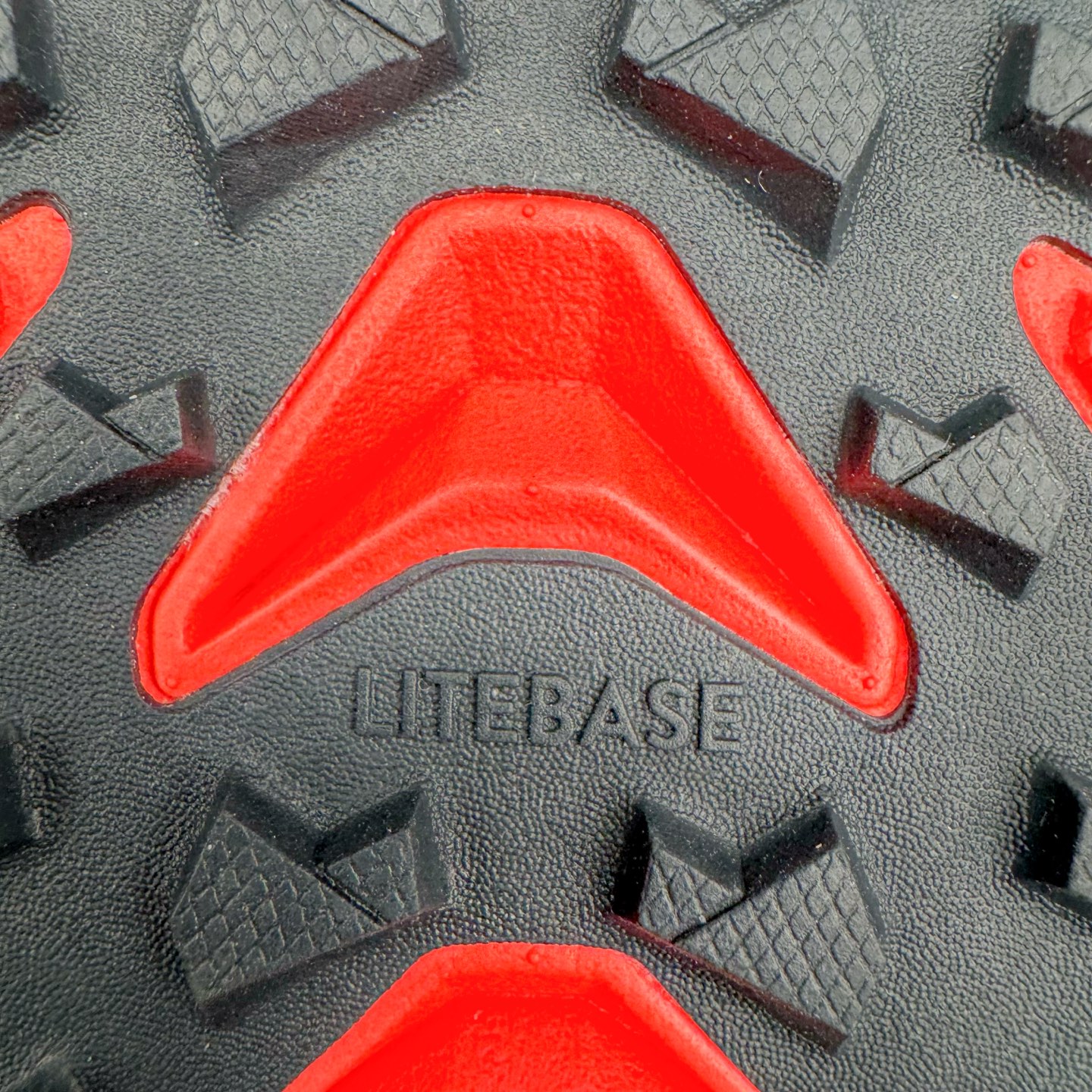 图片[18]-＃纯原 MONTBLANC/万宝龙 x Altra CARBON Man 舒适时尚简约百搭透气跑步鞋 2009年，长跑精英运动员Golden Harper在美国犹他州创立了“Altra Footwear”，跑鞋特点是采用舒适的FootShape™M（很适鞋楦）设计和独特的BalancedCushioning™（平衡缓冲）技术，帮助遭受伤病困扰的跑者回归跑步，从而迅速积累起良好的口碑。2011年品牌迅速发展，屡获大奖。2015年开始不仅占据全美跑鞋前十，足迹更是遍布全球。2016年Altra正式进入中国市场，凭借独特的品牌风格以及出色的性能表现，三年来获得越来越多普通跑者的喜爱。销售业绩增长迅速，成为中国越野跑市场占有量前三的跑鞋品牌。实拍调校N版已经零色差零失真 百分百还原实物色彩所见即所得 不存在货不对板色差等低级问题 选购参考实物拍摄 不混卖不参货 只用心做好货严格选品 承诺混一赔十 尺码：39 40 40.5 41 42 42.5 43 44 44.5 45 46-选品中心