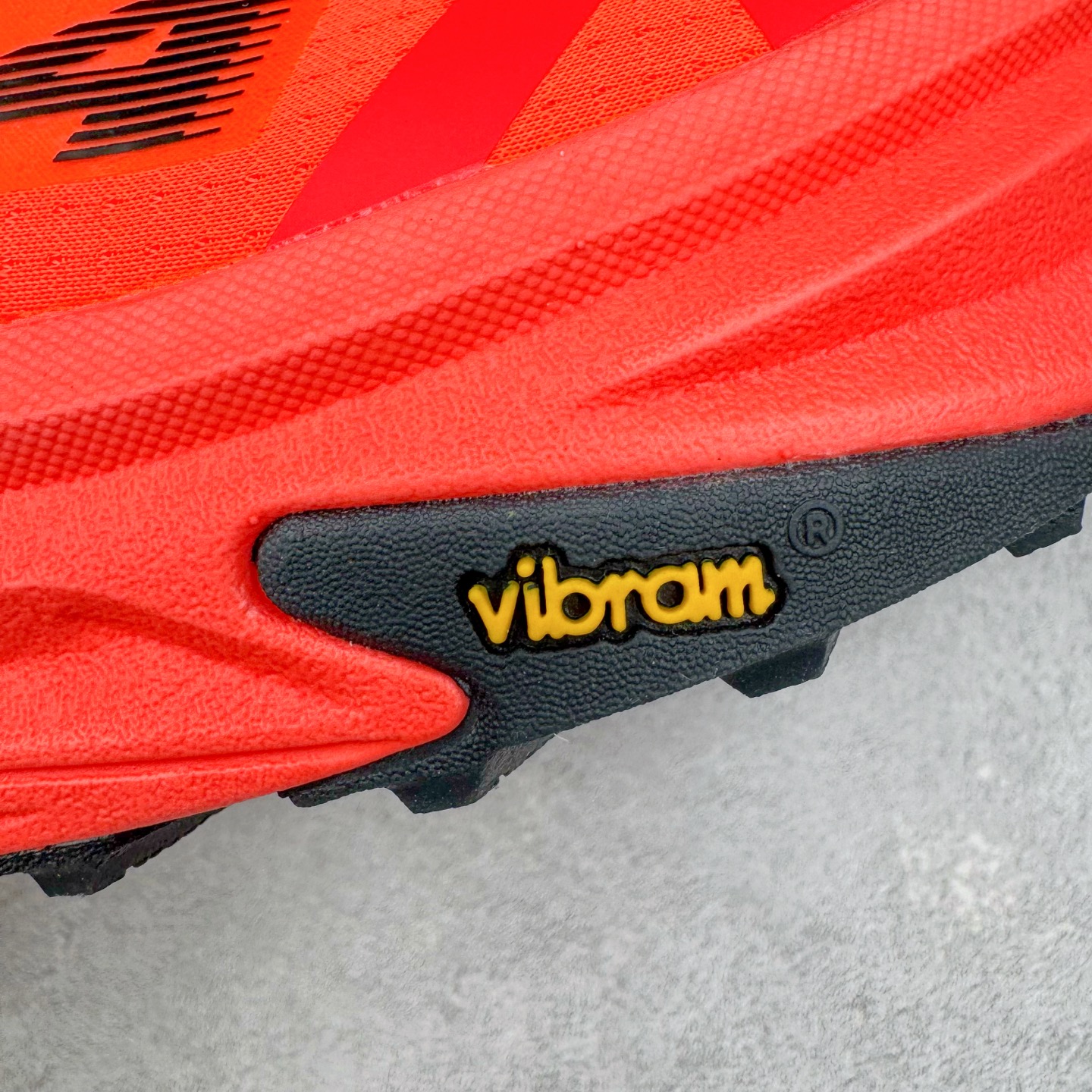 图片[16]-＃纯原 MONTBLANC/万宝龙 x Altra CARBON Man 舒适时尚简约百搭透气跑步鞋 2009年，长跑精英运动员Golden Harper在美国犹他州创立了“Altra Footwear”，跑鞋特点是采用舒适的FootShape™M（很适鞋楦）设计和独特的BalancedCushioning™（平衡缓冲）技术，帮助遭受伤病困扰的跑者回归跑步，从而迅速积累起良好的口碑。2011年品牌迅速发展，屡获大奖。2015年开始不仅占据全美跑鞋前十，足迹更是遍布全球。2016年Altra正式进入中国市场，凭借独特的品牌风格以及出色的性能表现，三年来获得越来越多普通跑者的喜爱。销售业绩增长迅速，成为中国越野跑市场占有量前三的跑鞋品牌。实拍调校N版已经零色差零失真 百分百还原实物色彩所见即所得 不存在货不对板色差等低级问题 选购参考实物拍摄 不混卖不参货 只用心做好货严格选品 承诺混一赔十 尺码：39 40 40.5 41 42 42.5 43 44 44.5 45 46-选品中心