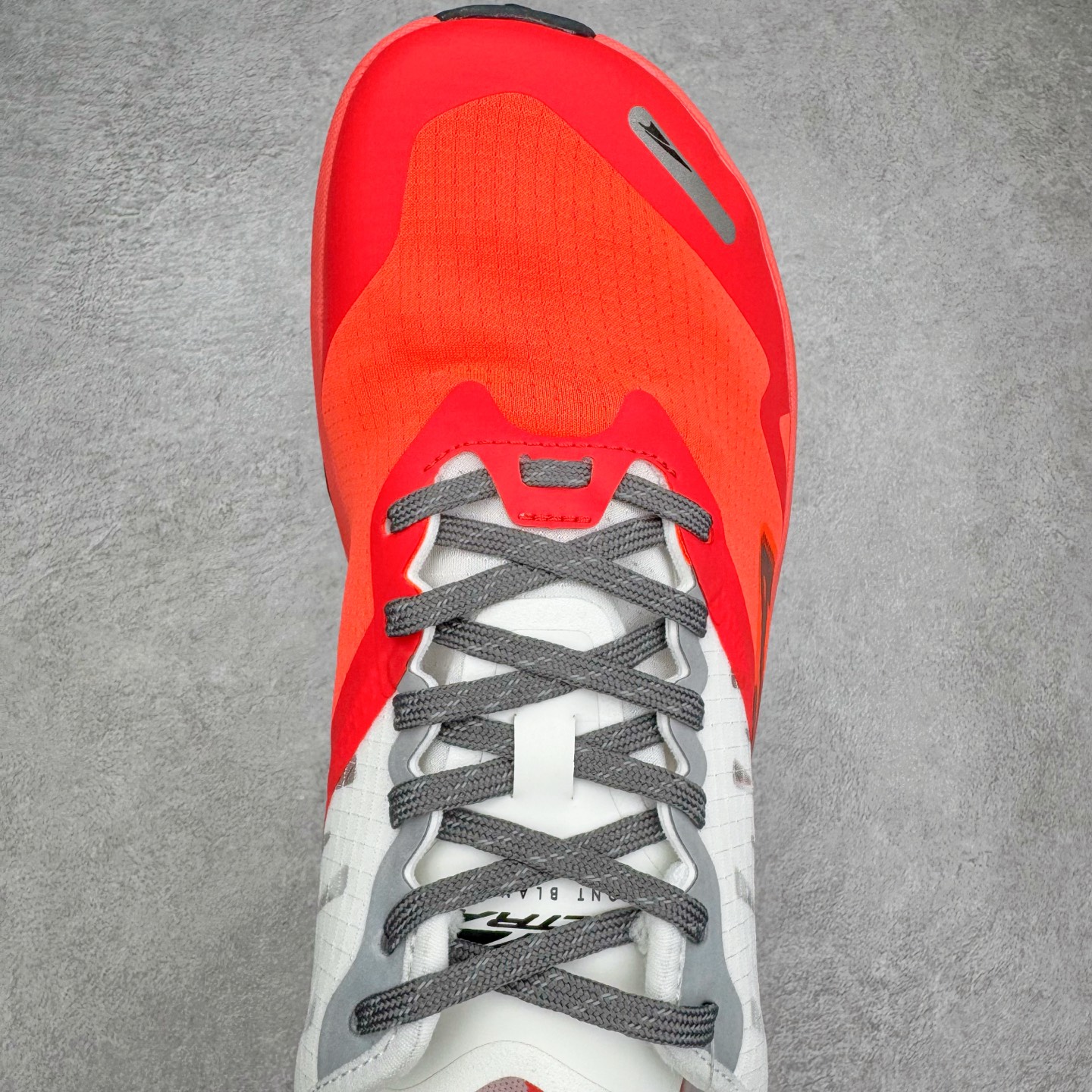 图片[4]-＃纯原 MONTBLANC/万宝龙 x Altra CARBON Man 舒适时尚简约百搭透气跑步鞋 2009年，长跑精英运动员Golden Harper在美国犹他州创立了“Altra Footwear”，跑鞋特点是采用舒适的FootShape™M（很适鞋楦）设计和独特的BalancedCushioning™（平衡缓冲）技术，帮助遭受伤病困扰的跑者回归跑步，从而迅速积累起良好的口碑。2011年品牌迅速发展，屡获大奖。2015年开始不仅占据全美跑鞋前十，足迹更是遍布全球。2016年Altra正式进入中国市场，凭借独特的品牌风格以及出色的性能表现，三年来获得越来越多普通跑者的喜爱。销售业绩增长迅速，成为中国越野跑市场占有量前三的跑鞋品牌。实拍调校N版已经零色差零失真 百分百还原实物色彩所见即所得 不存在货不对板色差等低级问题 选购参考实物拍摄 不混卖不参货 只用心做好货严格选品 承诺混一赔十 尺码：39 40 40.5 41 42 42.5 43 44 44.5 45 46-选品中心