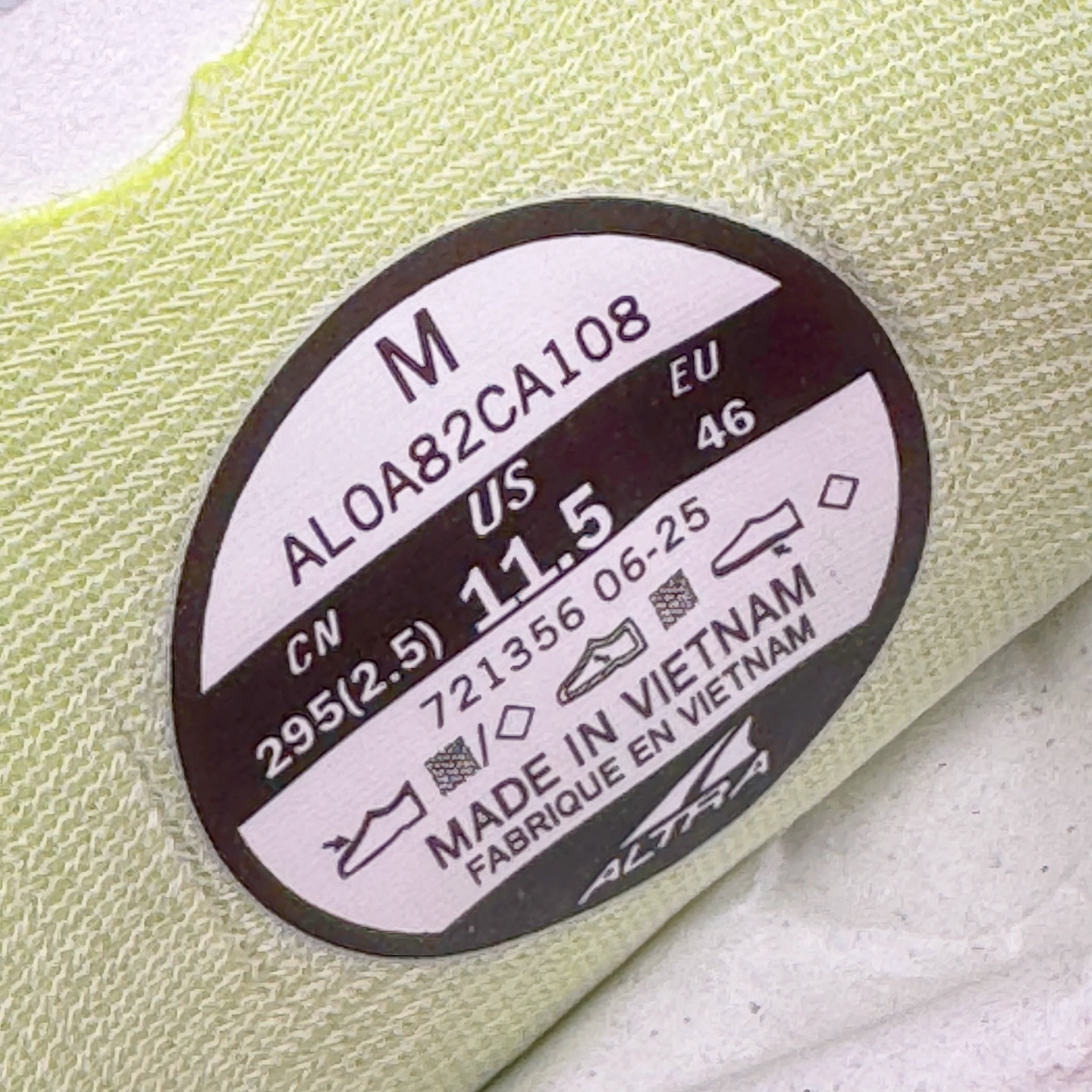 图片[20]-＃纯原 MONTBLANC/万宝龙 x Altra CARBON Man 舒适时尚简约百搭透气跑步鞋 2009年，长跑精英运动员Golden Harper在美国犹他州创立了“Altra Footwear”，跑鞋特点是采用舒适的FootShape™M（很适鞋楦）设计和独特的BalancedCushioning™（平衡缓冲）技术，帮助遭受伤病困扰的跑者回归跑步，从而迅速积累起良好的口碑。2011年品牌迅速发展，屡获大奖。2015年开始不仅占据全美跑鞋前十，足迹更是遍布全球。2016年Altra正式进入中国市场，凭借独特的品牌风格以及出色的性能表现，三年来获得越来越多普通跑者的喜爱。销售业绩增长迅速，成为中国越野跑市场占有量前三的跑鞋品牌。实拍调校N版已经零色差零失真 百分百还原实物色彩所见即所得 不存在货不对板色差等低级问题 选购参考实物拍摄 不混卖不参货 只用心做好货严格选品 承诺混一赔十 尺码：39 40 40.5 41 42 42.5 43 44 44.5 45 46-选品中心