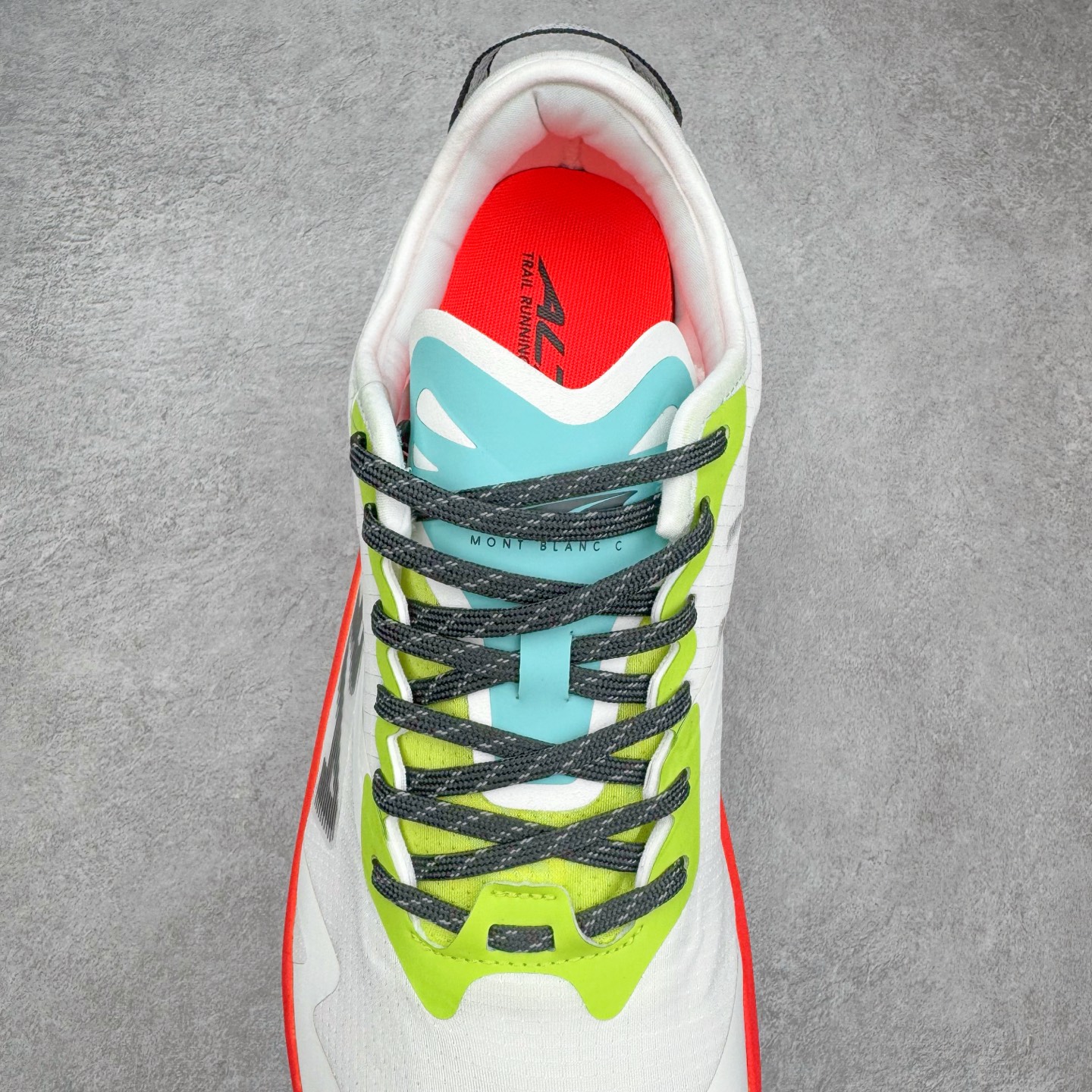 图片[5]-＃纯原 MONTBLANC/万宝龙 x Altra CARBON Man 舒适时尚简约百搭透气跑步鞋 2009年，长跑精英运动员Golden Harper在美国犹他州创立了“Altra Footwear”，跑鞋特点是采用舒适的FootShape™M（很适鞋楦）设计和独特的BalancedCushioning™（平衡缓冲）技术，帮助遭受伤病困扰的跑者回归跑步，从而迅速积累起良好的口碑。2011年品牌迅速发展，屡获大奖。2015年开始不仅占据全美跑鞋前十，足迹更是遍布全球。2016年Altra正式进入中国市场，凭借独特的品牌风格以及出色的性能表现，三年来获得越来越多普通跑者的喜爱。销售业绩增长迅速，成为中国越野跑市场占有量前三的跑鞋品牌。实拍调校N版已经零色差零失真 百分百还原实物色彩所见即所得 不存在货不对板色差等低级问题 选购参考实物拍摄 不混卖不参货 只用心做好货严格选品 承诺混一赔十 尺码：39 40 40.5 41 42 42.5 43 44 44.5 45 46-选品中心