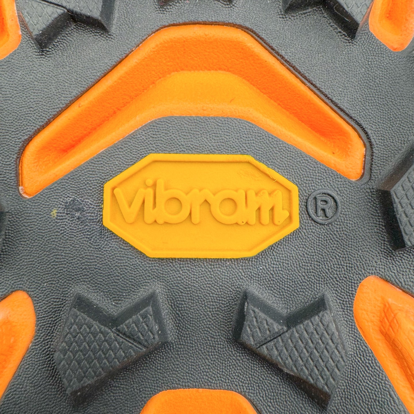 图片[19]-＃纯原 MONTBLANC/万宝龙 x Altra CARBON Man 舒适时尚简约百搭透气跑步鞋 2009年，长跑精英运动员Golden Harper在美国犹他州创立了“Altra Footwear”，跑鞋特点是采用舒适的FootShape™M（很适鞋楦）设计和独特的BalancedCushioning™（平衡缓冲）技术，帮助遭受伤病困扰的跑者回归跑步，从而迅速积累起良好的口碑。2011年品牌迅速发展，屡获大奖。2015年开始不仅占据全美跑鞋前十，足迹更是遍布全球。2016年Altra正式进入中国市场，凭借独特的品牌风格以及出色的性能表现，三年来获得越来越多普通跑者的喜爱。销售业绩增长迅速，成为中国越野跑市场占有量前三的跑鞋品牌。实拍调校N版已经零色差零失真 百分百还原实物色彩所见即所得 不存在货不对板色差等低级问题 选购参考实物拍摄 不混卖不参货 只用心做好货严格选品 承诺混一赔十 尺码：39 40 40.5 41 42 42.5 43 44 44.5 45 46-选品中心