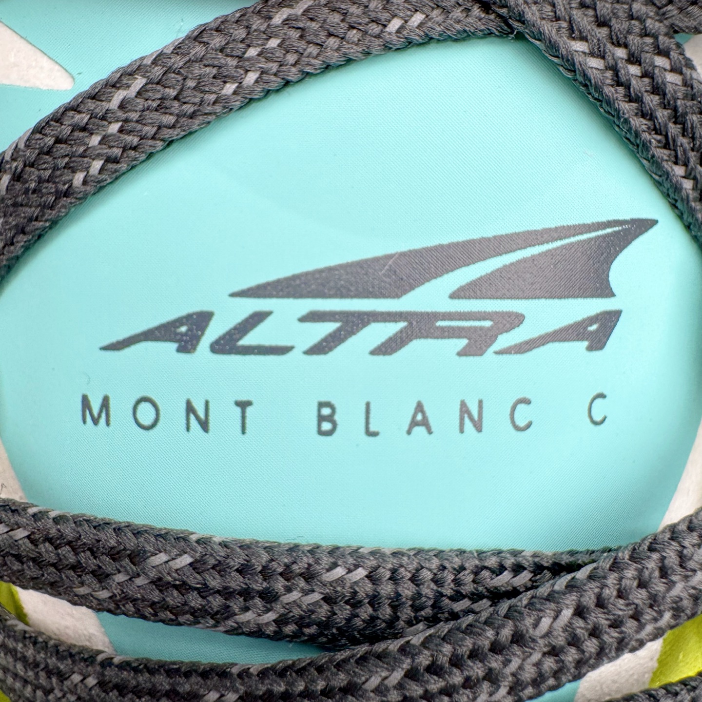 图片[13]-＃纯原 MONTBLANC/万宝龙 x Altra CARBON Man 舒适时尚简约百搭透气跑步鞋 2009年，长跑精英运动员Golden Harper在美国犹他州创立了“Altra Footwear”，跑鞋特点是采用舒适的FootShape™M（很适鞋楦）设计和独特的BalancedCushioning™（平衡缓冲）技术，帮助遭受伤病困扰的跑者回归跑步，从而迅速积累起良好的口碑。2011年品牌迅速发展，屡获大奖。2015年开始不仅占据全美跑鞋前十，足迹更是遍布全球。2016年Altra正式进入中国市场，凭借独特的品牌风格以及出色的性能表现，三年来获得越来越多普通跑者的喜爱。销售业绩增长迅速，成为中国越野跑市场占有量前三的跑鞋品牌。实拍调校N版已经零色差零失真 百分百还原实物色彩所见即所得 不存在货不对板色差等低级问题 选购参考实物拍摄 不混卖不参货 只用心做好货严格选品 承诺混一赔十 尺码：39 40 40.5 41 42 42.5 43 44 44.5 45 46-选品中心