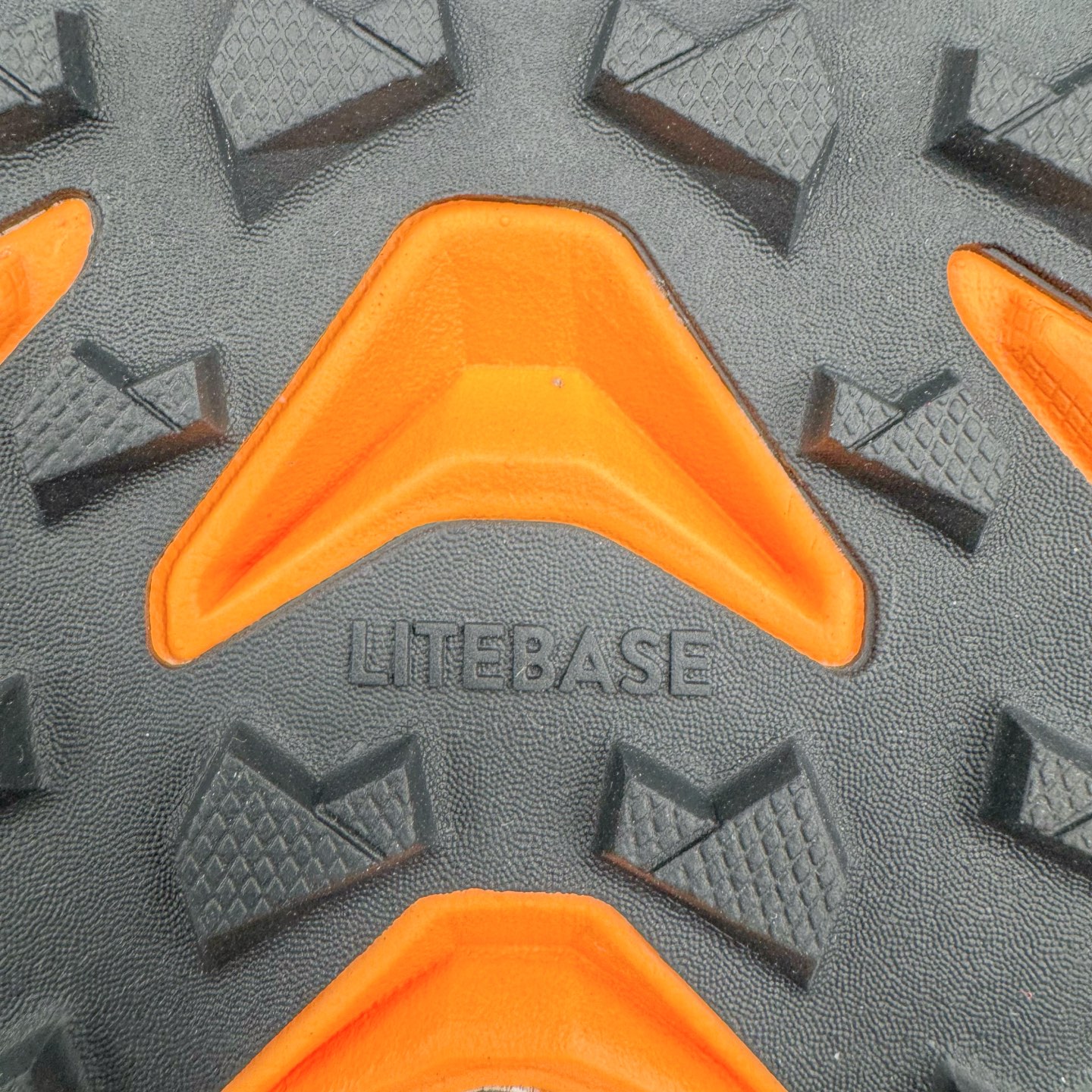 图片[18]-＃纯原 MONTBLANC/万宝龙 x Altra CARBON Man 舒适时尚简约百搭透气跑步鞋 2009年，长跑精英运动员Golden Harper在美国犹他州创立了“Altra Footwear”，跑鞋特点是采用舒适的FootShape™M（很适鞋楦）设计和独特的BalancedCushioning™（平衡缓冲）技术，帮助遭受伤病困扰的跑者回归跑步，从而迅速积累起良好的口碑。2011年品牌迅速发展，屡获大奖。2015年开始不仅占据全美跑鞋前十，足迹更是遍布全球。2016年Altra正式进入中国市场，凭借独特的品牌风格以及出色的性能表现，三年来获得越来越多普通跑者的喜爱。销售业绩增长迅速，成为中国越野跑市场占有量前三的跑鞋品牌。实拍调校N版已经零色差零失真 百分百还原实物色彩所见即所得 不存在货不对板色差等低级问题 选购参考实物拍摄 不混卖不参货 只用心做好货严格选品 承诺混一赔十 尺码：39 40 40.5 41 42 42.5 43 44 44.5 45 46-选品中心