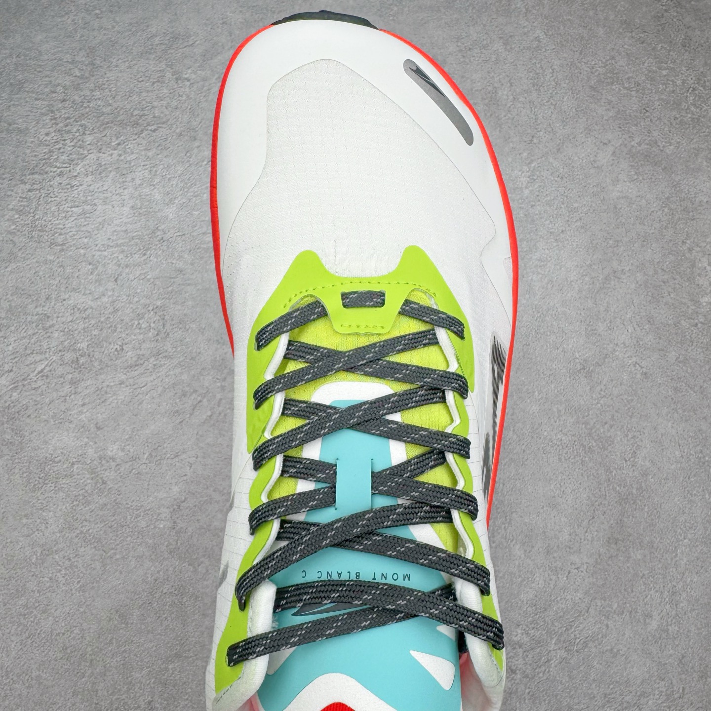 图片[4]-＃纯原 MONTBLANC/万宝龙 x Altra CARBON Man 舒适时尚简约百搭透气跑步鞋 2009年，长跑精英运动员Golden Harper在美国犹他州创立了“Altra Footwear”，跑鞋特点是采用舒适的FootShape™M（很适鞋楦）设计和独特的BalancedCushioning™（平衡缓冲）技术，帮助遭受伤病困扰的跑者回归跑步，从而迅速积累起良好的口碑。2011年品牌迅速发展，屡获大奖。2015年开始不仅占据全美跑鞋前十，足迹更是遍布全球。2016年Altra正式进入中国市场，凭借独特的品牌风格以及出色的性能表现，三年来获得越来越多普通跑者的喜爱。销售业绩增长迅速，成为中国越野跑市场占有量前三的跑鞋品牌。实拍调校N版已经零色差零失真 百分百还原实物色彩所见即所得 不存在货不对板色差等低级问题 选购参考实物拍摄 不混卖不参货 只用心做好货严格选品 承诺混一赔十 尺码：39 40 40.5 41 42 42.5 43 44 44.5 45 46-选品中心