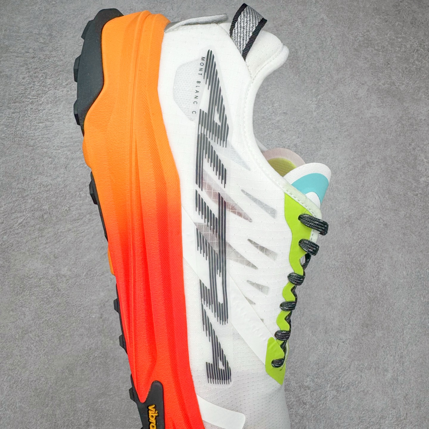 图片[6]-＃纯原 MONTBLANC/万宝龙 x Altra CARBON Man 舒适时尚简约百搭透气跑步鞋 2009年，长跑精英运动员Golden Harper在美国犹他州创立了“Altra Footwear”，跑鞋特点是采用舒适的FootShape™M（很适鞋楦）设计和独特的BalancedCushioning™（平衡缓冲）技术，帮助遭受伤病困扰的跑者回归跑步，从而迅速积累起良好的口碑。2011年品牌迅速发展，屡获大奖。2015年开始不仅占据全美跑鞋前十，足迹更是遍布全球。2016年Altra正式进入中国市场，凭借独特的品牌风格以及出色的性能表现，三年来获得越来越多普通跑者的喜爱。销售业绩增长迅速，成为中国越野跑市场占有量前三的跑鞋品牌。实拍调校N版已经零色差零失真 百分百还原实物色彩所见即所得 不存在货不对板色差等低级问题 选购参考实物拍摄 不混卖不参货 只用心做好货严格选品 承诺混一赔十 尺码：39 40 40.5 41 42 42.5 43 44 44.5 45 46-选品中心