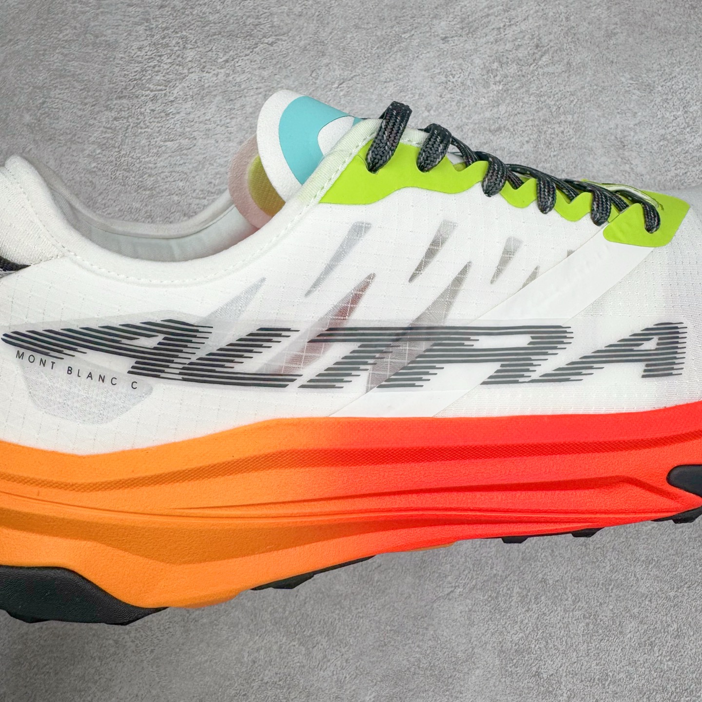 图片[16]-＃纯原 MONTBLANC/万宝龙 x Altra CARBON Man 舒适时尚简约百搭透气跑步鞋 2009年，长跑精英运动员Golden Harper在美国犹他州创立了“Altra Footwear”，跑鞋特点是采用舒适的FootShape™M（很适鞋楦）设计和独特的BalancedCushioning™（平衡缓冲）技术，帮助遭受伤病困扰的跑者回归跑步，从而迅速积累起良好的口碑。2011年品牌迅速发展，屡获大奖。2015年开始不仅占据全美跑鞋前十，足迹更是遍布全球。2016年Altra正式进入中国市场，凭借独特的品牌风格以及出色的性能表现，三年来获得越来越多普通跑者的喜爱。销售业绩增长迅速，成为中国越野跑市场占有量前三的跑鞋品牌。实拍调校N版已经零色差零失真 百分百还原实物色彩所见即所得 不存在货不对板色差等低级问题 选购参考实物拍摄 不混卖不参货 只用心做好货严格选品 承诺混一赔十 尺码：39 40 40.5 41 42 42.5 43 44 44.5 45 46-选品中心