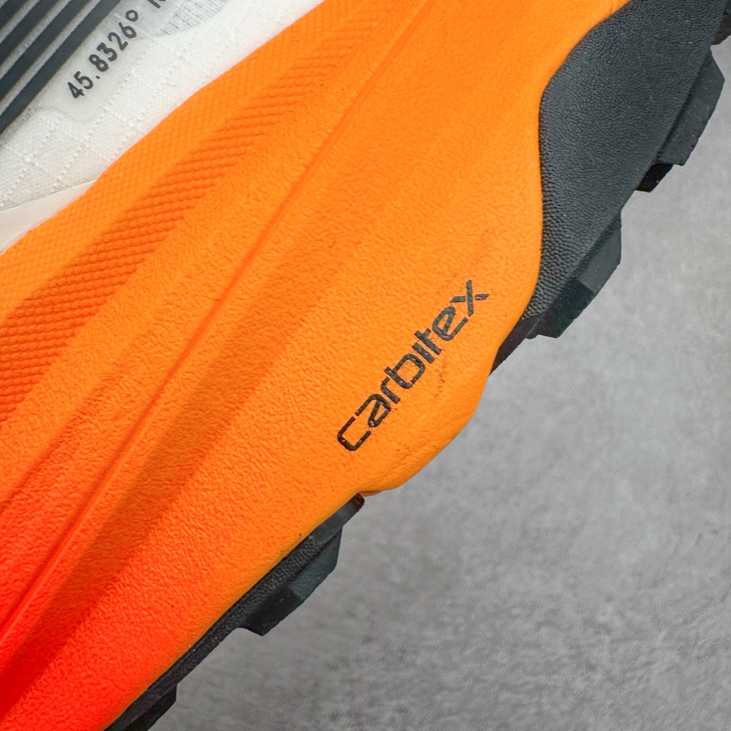 图片[12]-＃纯原 MONTBLANC/万宝龙 x Altra CARBON Man 舒适时尚简约百搭透气跑步鞋 2009年，长跑精英运动员Golden Harper在美国犹他州创立了“Altra Footwear”，跑鞋特点是采用舒适的FootShape™M（很适鞋楦）设计和独特的BalancedCushioning™（平衡缓冲）技术，帮助遭受伤病困扰的跑者回归跑步，从而迅速积累起良好的口碑。2011年品牌迅速发展，屡获大奖。2015年开始不仅占据全美跑鞋前十，足迹更是遍布全球。2016年Altra正式进入中国市场，凭借独特的品牌风格以及出色的性能表现，三年来获得越来越多普通跑者的喜爱。销售业绩增长迅速，成为中国越野跑市场占有量前三的跑鞋品牌。实拍调校N版已经零色差零失真 百分百还原实物色彩所见即所得 不存在货不对板色差等低级问题 选购参考实物拍摄 不混卖不参货 只用心做好货严格选品 承诺混一赔十 尺码：39 40 40.5 41 42 42.5 43 44 44.5 45 46-选品中心