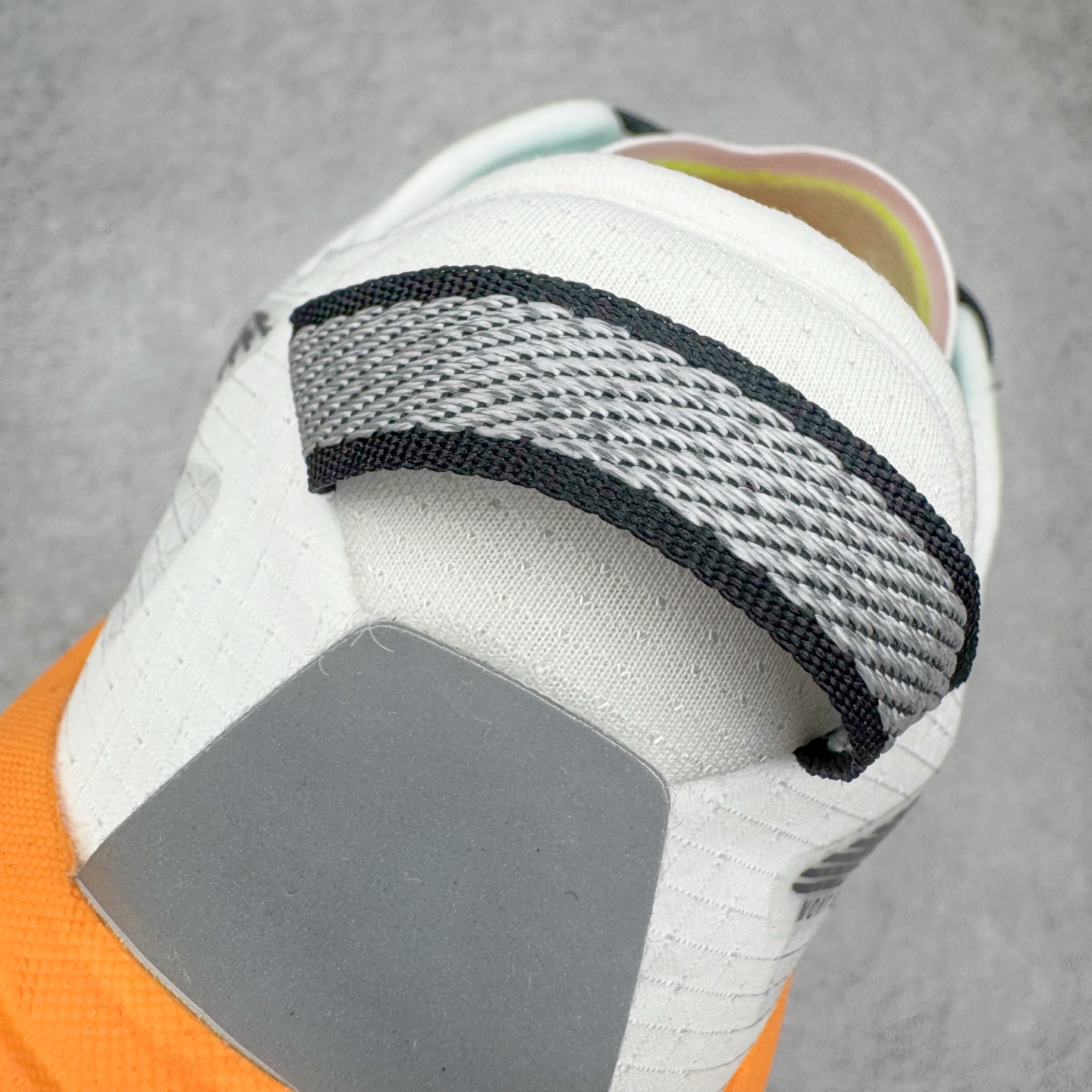 图片[15]-＃纯原 MONTBLANC/万宝龙 x Altra CARBON Man 舒适时尚简约百搭透气跑步鞋 2009年，长跑精英运动员Golden Harper在美国犹他州创立了“Altra Footwear”，跑鞋特点是采用舒适的FootShape™M（很适鞋楦）设计和独特的BalancedCushioning™（平衡缓冲）技术，帮助遭受伤病困扰的跑者回归跑步，从而迅速积累起良好的口碑。2011年品牌迅速发展，屡获大奖。2015年开始不仅占据全美跑鞋前十，足迹更是遍布全球。2016年Altra正式进入中国市场，凭借独特的品牌风格以及出色的性能表现，三年来获得越来越多普通跑者的喜爱。销售业绩增长迅速，成为中国越野跑市场占有量前三的跑鞋品牌。实拍调校N版已经零色差零失真 百分百还原实物色彩所见即所得 不存在货不对板色差等低级问题 选购参考实物拍摄 不混卖不参货 只用心做好货严格选品 承诺混一赔十 尺码：39 40 40.5 41 42 42.5 43 44 44.5 45 46-选品中心