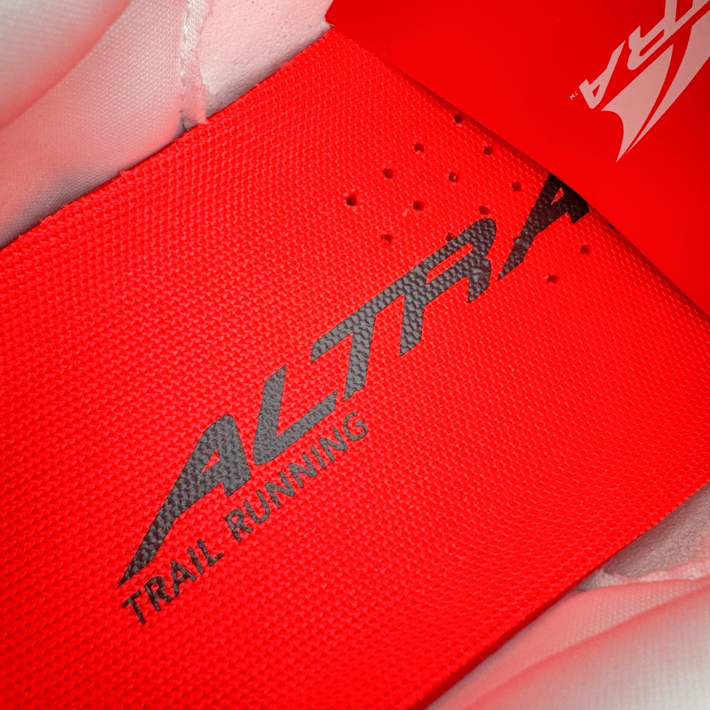 图片[10]-＃纯原 MONTBLANC/万宝龙 x Altra CARBON Man 舒适时尚简约百搭透气跑步鞋 2009年，长跑精英运动员Golden Harper在美国犹他州创立了“Altra Footwear”，跑鞋特点是采用舒适的FootShape™M（很适鞋楦）设计和独特的BalancedCushioning™（平衡缓冲）技术，帮助遭受伤病困扰的跑者回归跑步，从而迅速积累起良好的口碑。2011年品牌迅速发展，屡获大奖。2015年开始不仅占据全美跑鞋前十，足迹更是遍布全球。2016年Altra正式进入中国市场，凭借独特的品牌风格以及出色的性能表现，三年来获得越来越多普通跑者的喜爱。销售业绩增长迅速，成为中国越野跑市场占有量前三的跑鞋品牌。实拍调校N版已经零色差零失真 百分百还原实物色彩所见即所得 不存在货不对板色差等低级问题 选购参考实物拍摄 不混卖不参货 只用心做好货严格选品 承诺混一赔十 尺码：39 40 40.5 41 42 42.5 43 44 44.5 45 46-选品中心