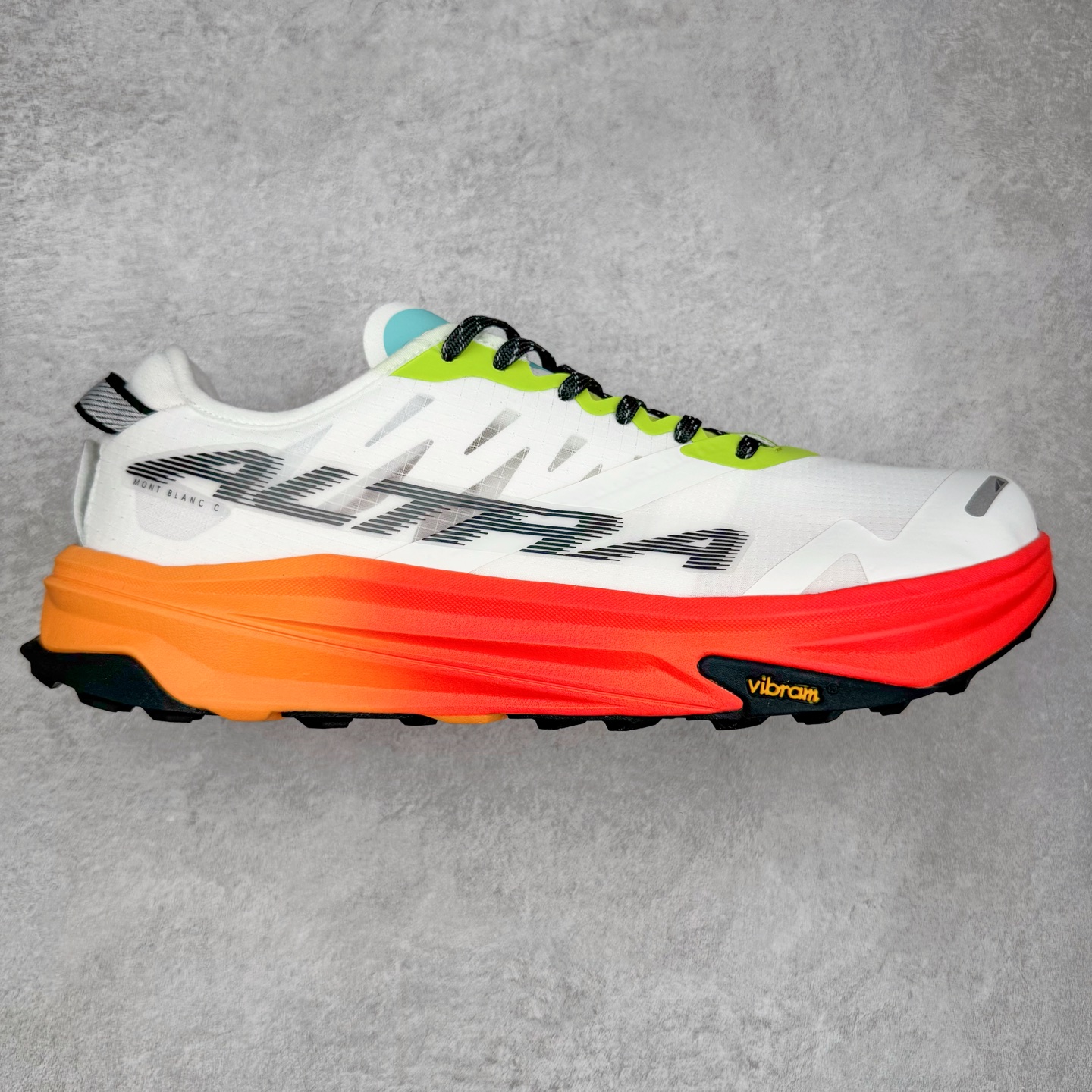 ＃纯原 MONTBLANC/万宝龙 x Altra CARBON Man 舒适时尚简约百搭透气跑步鞋 2009年，长跑精英运动员Golden Harper在美国犹他州创立了“Altra Footwear”，跑鞋特点是采用舒适的FootShape™M（很适鞋楦）设计和独特的BalancedCushioning™（平衡缓冲）技术，帮助遭受伤病困扰的跑者回归跑步，从而迅速积累起良好的口碑。2011年品牌迅速发展，屡获大奖。2015年开始不仅占据全美跑鞋前十，足迹更是遍布全球。2016年Altra正式进入中国市场，凭借独特的品牌风格以及出色的性能表现，三年来获得越来越多普通跑者的喜爱。销售业绩增长迅速，成为中国越野跑市场占有量前三的跑鞋品牌。实拍调校N版已经零色差零失真 百分百还原实物色彩所见即所得 不存在货不对板色差等低级问题 选购参考实物拍摄 不混卖不参货 只用心做好货严格选品 承诺混一赔十 尺码：39 40 40.5 41 42 42.5 43 44 44.5 45 46-选品中心