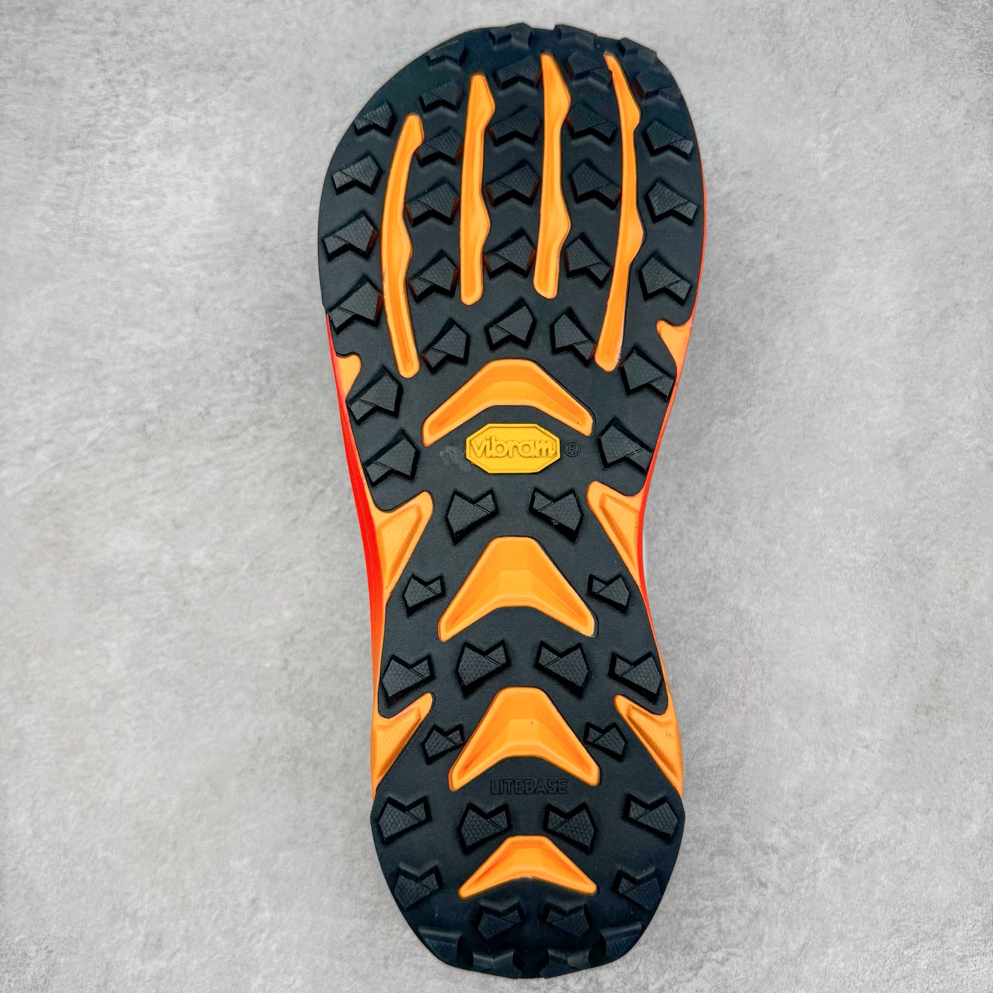 图片[9]-＃纯原 MONTBLANC/万宝龙 x Altra CARBON Man 舒适时尚简约百搭透气跑步鞋 2009年，长跑精英运动员Golden Harper在美国犹他州创立了“Altra Footwear”，跑鞋特点是采用舒适的FootShape™M（很适鞋楦）设计和独特的BalancedCushioning™（平衡缓冲）技术，帮助遭受伤病困扰的跑者回归跑步，从而迅速积累起良好的口碑。2011年品牌迅速发展，屡获大奖。2015年开始不仅占据全美跑鞋前十，足迹更是遍布全球。2016年Altra正式进入中国市场，凭借独特的品牌风格以及出色的性能表现，三年来获得越来越多普通跑者的喜爱。销售业绩增长迅速，成为中国越野跑市场占有量前三的跑鞋品牌。实拍调校N版已经零色差零失真 百分百还原实物色彩所见即所得 不存在货不对板色差等低级问题 选购参考实物拍摄 不混卖不参货 只用心做好货严格选品 承诺混一赔十 尺码：39 40 40.5 41 42 42.5 43 44 44.5 45 46-选品中心