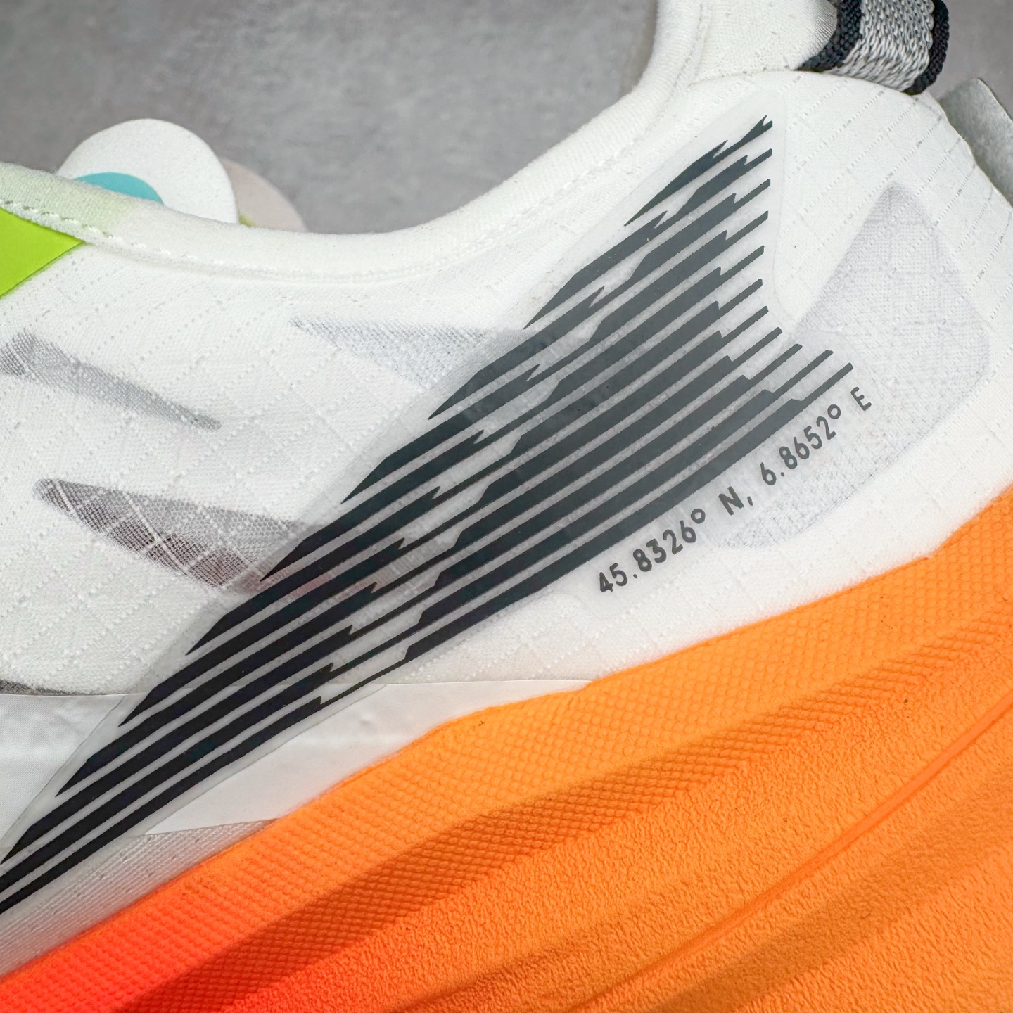 图片[11]-＃纯原 MONTBLANC/万宝龙 x Altra CARBON Man 舒适时尚简约百搭透气跑步鞋 2009年，长跑精英运动员Golden Harper在美国犹他州创立了“Altra Footwear”，跑鞋特点是采用舒适的FootShape™M（很适鞋楦）设计和独特的BalancedCushioning™（平衡缓冲）技术，帮助遭受伤病困扰的跑者回归跑步，从而迅速积累起良好的口碑。2011年品牌迅速发展，屡获大奖。2015年开始不仅占据全美跑鞋前十，足迹更是遍布全球。2016年Altra正式进入中国市场，凭借独特的品牌风格以及出色的性能表现，三年来获得越来越多普通跑者的喜爱。销售业绩增长迅速，成为中国越野跑市场占有量前三的跑鞋品牌。实拍调校N版已经零色差零失真 百分百还原实物色彩所见即所得 不存在货不对板色差等低级问题 选购参考实物拍摄 不混卖不参货 只用心做好货严格选品 承诺混一赔十 尺码：39 40 40.5 41 42 42.5 43 44 44.5 45 46-选品中心