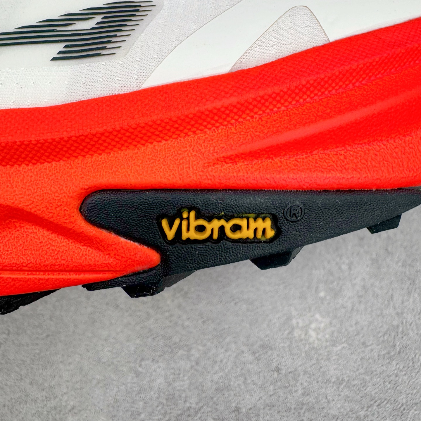 图片[17]-＃纯原 MONTBLANC/万宝龙 x Altra CARBON Man 舒适时尚简约百搭透气跑步鞋 2009年，长跑精英运动员Golden Harper在美国犹他州创立了“Altra Footwear”，跑鞋特点是采用舒适的FootShape™M（很适鞋楦）设计和独特的BalancedCushioning™（平衡缓冲）技术，帮助遭受伤病困扰的跑者回归跑步，从而迅速积累起良好的口碑。2011年品牌迅速发展，屡获大奖。2015年开始不仅占据全美跑鞋前十，足迹更是遍布全球。2016年Altra正式进入中国市场，凭借独特的品牌风格以及出色的性能表现，三年来获得越来越多普通跑者的喜爱。销售业绩增长迅速，成为中国越野跑市场占有量前三的跑鞋品牌。实拍调校N版已经零色差零失真 百分百还原实物色彩所见即所得 不存在货不对板色差等低级问题 选购参考实物拍摄 不混卖不参货 只用心做好货严格选品 承诺混一赔十 尺码：39 40 40.5 41 42 42.5 43 44 44.5 45 46-选品中心