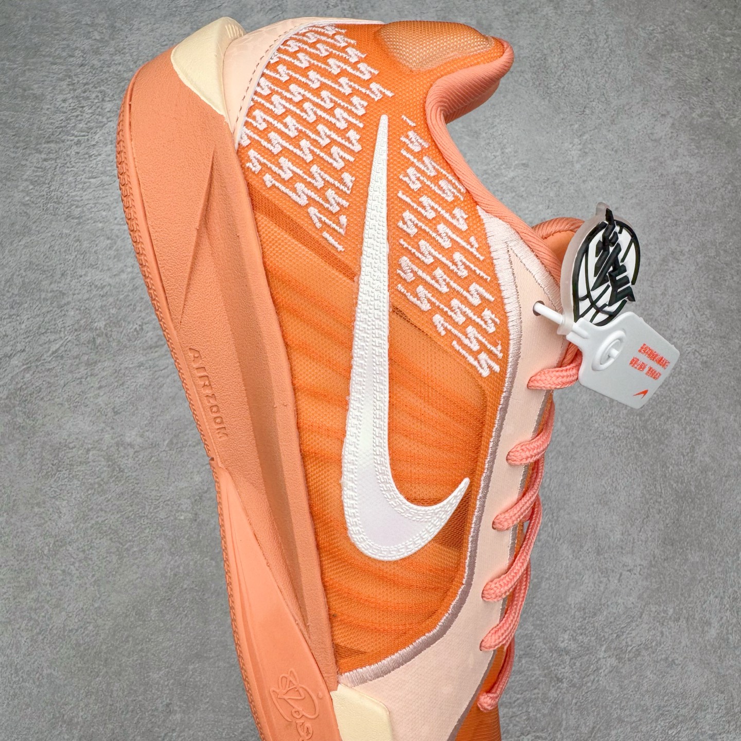 图片[6]-＃Max/灭世 NK Sabrina 2 萨布丽娜二代签名减震防滑低帮篮球鞋 FZ1517-801 革新登场🌪🔝颠覆革新出货‼️缓震配置独家革新！实战属性直接拉满👊🏻实战天花板上限再度提升！实战亲测-性能体验吊打国产同价位鞋款 ⚫️前掌扇形zoom➕增配中足抗扭片➕增配后掌马蹄ZOOM气垫（正品仅配置前掌扇形zoom） 完美解决 正品抗扭不足问题 ⚫️采用科比5代鞋楦以及龙骨数据打造！前后落差仅6mm！小科5实至名归！ ⚫️鞋身➕鞋头增配高频补强层，提升鞋头以及脚踝支撑性 ⚫️鞋垫采用高弹缓震垫材质-磨合一场直接贴合脚型☑️ ⚫️外底加厚2mm，升级止滑配方，磨合一次，抓地原地起飞 后卫旗舰有且只在灭世纯原（支持市场任意货品正面PK） 真材实料，肉眼可见！革新升级绝非空穴来风！灭世纯原内外兼修，用态度诠释最强实战货品👊🏻 尺码：39-46（尺码建议：标准亚洲楦 无需大半码）-选品中心