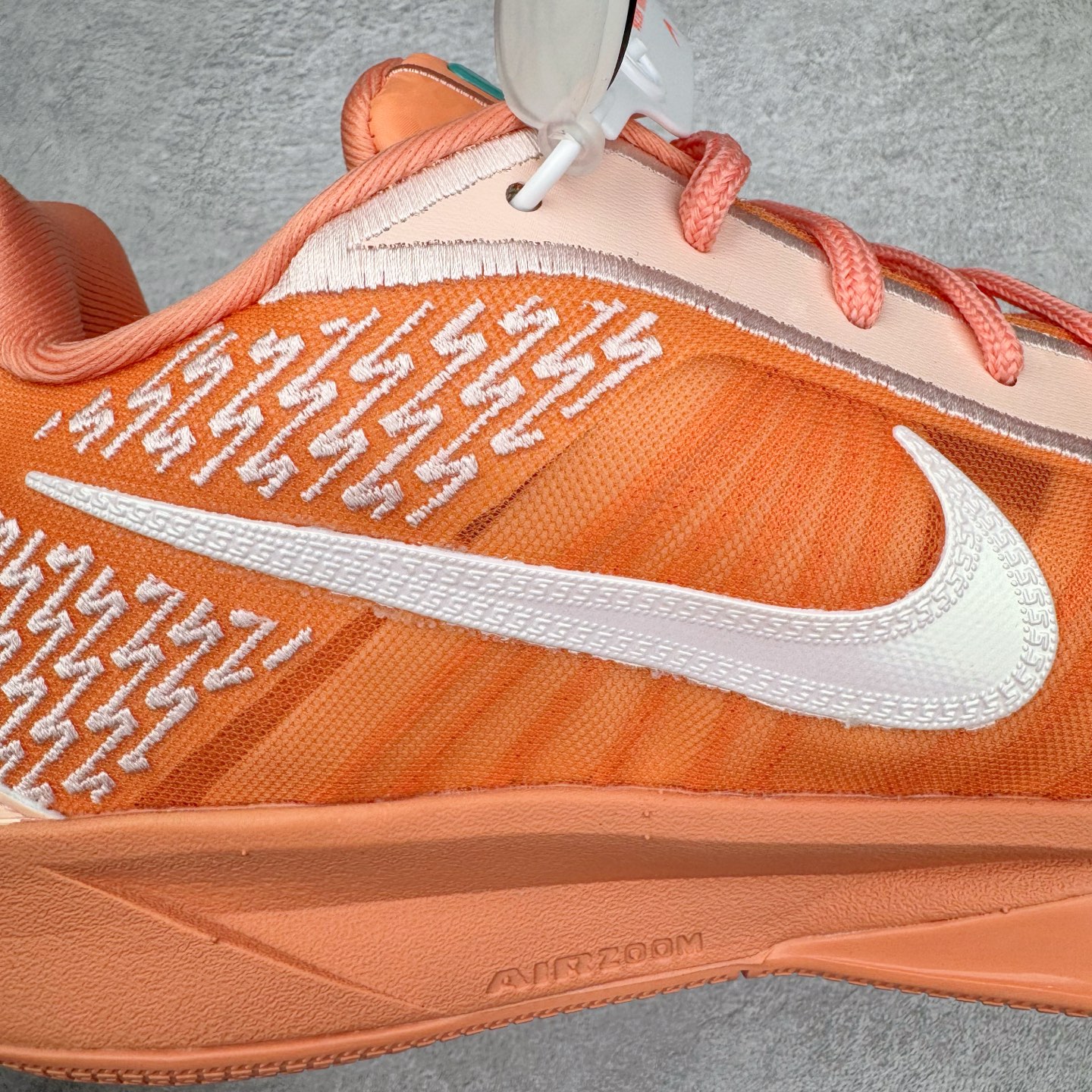 图片[17]-＃Max/灭世 NK Sabrina 2 萨布丽娜二代签名减震防滑低帮篮球鞋 FZ1517-801 革新登场🌪🔝颠覆革新出货‼️缓震配置独家革新！实战属性直接拉满👊🏻实战天花板上限再度提升！实战亲测-性能体验吊打国产同价位鞋款 ⚫️前掌扇形zoom➕增配中足抗扭片➕增配后掌马蹄ZOOM气垫（正品仅配置前掌扇形zoom） 完美解决 正品抗扭不足问题 ⚫️采用科比5代鞋楦以及龙骨数据打造！前后落差仅6mm！小科5实至名归！ ⚫️鞋身➕鞋头增配高频补强层，提升鞋头以及脚踝支撑性 ⚫️鞋垫采用高弹缓震垫材质-磨合一场直接贴合脚型☑️ ⚫️外底加厚2mm，升级止滑配方，磨合一次，抓地原地起飞 后卫旗舰有且只在灭世纯原（支持市场任意货品正面PK） 真材实料，肉眼可见！革新升级绝非空穴来风！灭世纯原内外兼修，用态度诠释最强实战货品👊🏻 尺码：39-46（尺码建议：标准亚洲楦 无需大半码）-选品中心