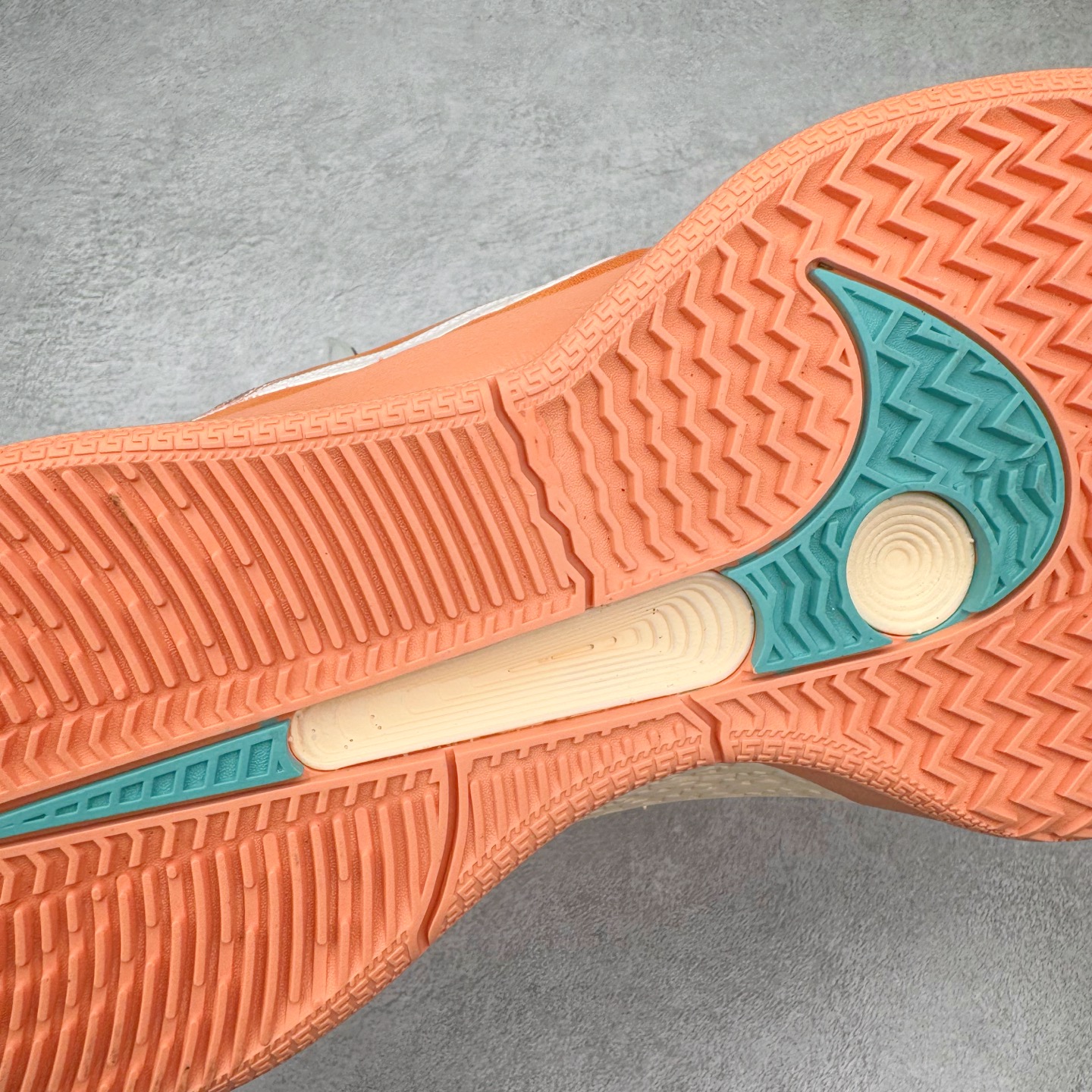 图片[20]-＃Max/灭世 NK Sabrina 2 萨布丽娜二代签名减震防滑低帮篮球鞋 FZ1517-801 革新登场🌪🔝颠覆革新出货‼️缓震配置独家革新！实战属性直接拉满👊🏻实战天花板上限再度提升！实战亲测-性能体验吊打国产同价位鞋款 ⚫️前掌扇形zoom➕增配中足抗扭片➕增配后掌马蹄ZOOM气垫（正品仅配置前掌扇形zoom） 完美解决 正品抗扭不足问题 ⚫️采用科比5代鞋楦以及龙骨数据打造！前后落差仅6mm！小科5实至名归！ ⚫️鞋身➕鞋头增配高频补强层，提升鞋头以及脚踝支撑性 ⚫️鞋垫采用高弹缓震垫材质-磨合一场直接贴合脚型☑️ ⚫️外底加厚2mm，升级止滑配方，磨合一次，抓地原地起飞 后卫旗舰有且只在灭世纯原（支持市场任意货品正面PK） 真材实料，肉眼可见！革新升级绝非空穴来风！灭世纯原内外兼修，用态度诠释最强实战货品👊🏻 尺码：39-46（尺码建议：标准亚洲楦 无需大半码）-选品中心