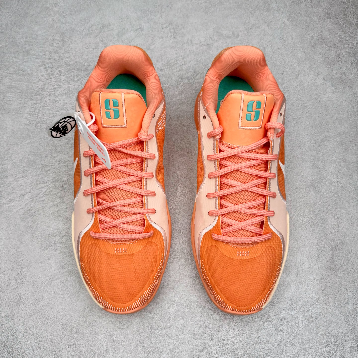 图片[2]-＃Max/灭世 NK Sabrina 2 萨布丽娜二代签名减震防滑低帮篮球鞋 FZ1517-801 革新登场🌪🔝颠覆革新出货‼️缓震配置独家革新！实战属性直接拉满👊🏻实战天花板上限再度提升！实战亲测-性能体验吊打国产同价位鞋款 ⚫️前掌扇形zoom➕增配中足抗扭片➕增配后掌马蹄ZOOM气垫（正品仅配置前掌扇形zoom） 完美解决 正品抗扭不足问题 ⚫️采用科比5代鞋楦以及龙骨数据打造！前后落差仅6mm！小科5实至名归！ ⚫️鞋身➕鞋头增配高频补强层，提升鞋头以及脚踝支撑性 ⚫️鞋垫采用高弹缓震垫材质-磨合一场直接贴合脚型☑️ ⚫️外底加厚2mm，升级止滑配方，磨合一次，抓地原地起飞 后卫旗舰有且只在灭世纯原（支持市场任意货品正面PK） 真材实料，肉眼可见！革新升级绝非空穴来风！灭世纯原内外兼修，用态度诠释最强实战货品👊🏻 尺码：39-46（尺码建议：标准亚洲楦 无需大半码）-选品中心