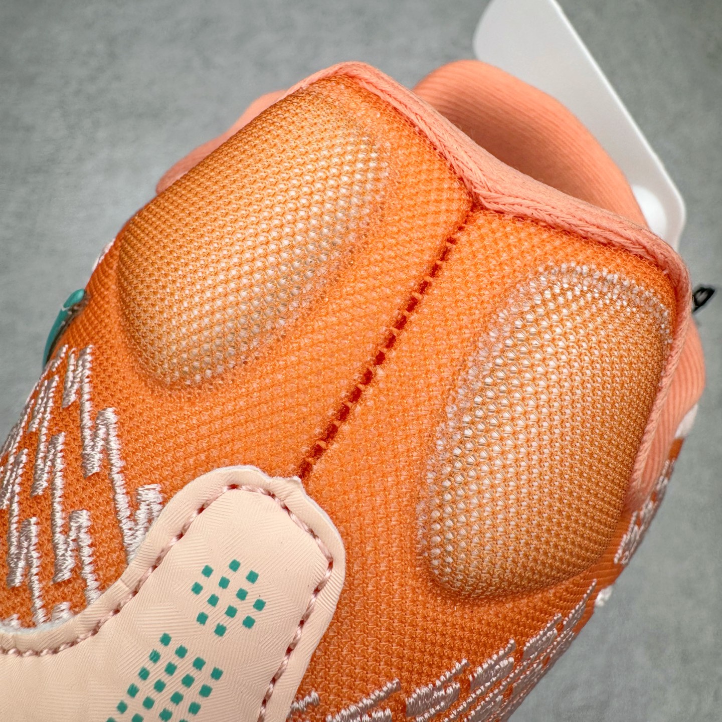 图片[16]-＃Max/灭世 NK Sabrina 2 萨布丽娜二代签名减震防滑低帮篮球鞋 FZ1517-801 革新登场🌪🔝颠覆革新出货‼️缓震配置独家革新！实战属性直接拉满👊🏻实战天花板上限再度提升！实战亲测-性能体验吊打国产同价位鞋款 ⚫️前掌扇形zoom➕增配中足抗扭片➕增配后掌马蹄ZOOM气垫（正品仅配置前掌扇形zoom） 完美解决 正品抗扭不足问题 ⚫️采用科比5代鞋楦以及龙骨数据打造！前后落差仅6mm！小科5实至名归！ ⚫️鞋身➕鞋头增配高频补强层，提升鞋头以及脚踝支撑性 ⚫️鞋垫采用高弹缓震垫材质-磨合一场直接贴合脚型☑️ ⚫️外底加厚2mm，升级止滑配方，磨合一次，抓地原地起飞 后卫旗舰有且只在灭世纯原（支持市场任意货品正面PK） 真材实料，肉眼可见！革新升级绝非空穴来风！灭世纯原内外兼修，用态度诠释最强实战货品👊🏻 尺码：39-46（尺码建议：标准亚洲楦 无需大半码）-选品中心