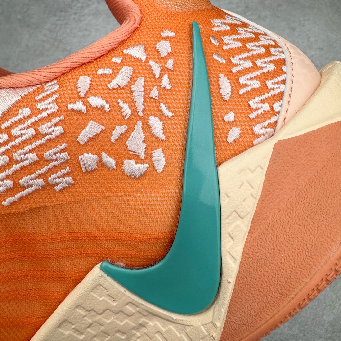 图片[13]-＃Max/灭世 NK Sabrina 2 萨布丽娜二代签名减震防滑低帮篮球鞋 FZ1517-801 革新登场🌪🔝颠覆革新出货‼️缓震配置独家革新！实战属性直接拉满👊🏻实战天花板上限再度提升！实战亲测-性能体验吊打国产同价位鞋款 ⚫️前掌扇形zoom➕增配中足抗扭片➕增配后掌马蹄ZOOM气垫（正品仅配置前掌扇形zoom） 完美解决 正品抗扭不足问题 ⚫️采用科比5代鞋楦以及龙骨数据打造！前后落差仅6mm！小科5实至名归！ ⚫️鞋身➕鞋头增配高频补强层，提升鞋头以及脚踝支撑性 ⚫️鞋垫采用高弹缓震垫材质-磨合一场直接贴合脚型☑️ ⚫️外底加厚2mm，升级止滑配方，磨合一次，抓地原地起飞 后卫旗舰有且只在灭世纯原（支持市场任意货品正面PK） 真材实料，肉眼可见！革新升级绝非空穴来风！灭世纯原内外兼修，用态度诠释最强实战货品👊🏻 尺码：39-46（尺码建议：标准亚洲楦 无需大半码）-选品中心