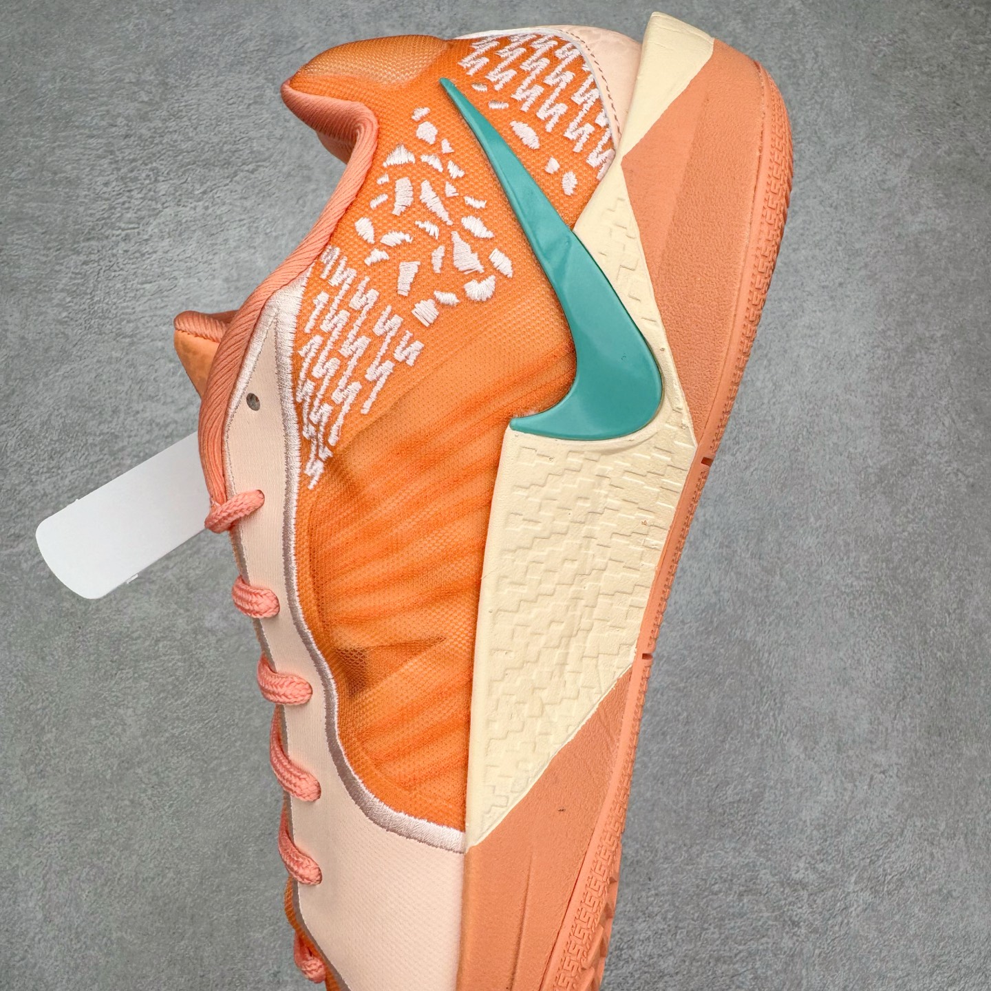 图片[7]-＃Max/灭世 NK Sabrina 2 萨布丽娜二代签名减震防滑低帮篮球鞋 FZ1517-801 革新登场🌪🔝颠覆革新出货‼️缓震配置独家革新！实战属性直接拉满👊🏻实战天花板上限再度提升！实战亲测-性能体验吊打国产同价位鞋款 ⚫️前掌扇形zoom➕增配中足抗扭片➕增配后掌马蹄ZOOM气垫（正品仅配置前掌扇形zoom） 完美解决 正品抗扭不足问题 ⚫️采用科比5代鞋楦以及龙骨数据打造！前后落差仅6mm！小科5实至名归！ ⚫️鞋身➕鞋头增配高频补强层，提升鞋头以及脚踝支撑性 ⚫️鞋垫采用高弹缓震垫材质-磨合一场直接贴合脚型☑️ ⚫️外底加厚2mm，升级止滑配方，磨合一次，抓地原地起飞 后卫旗舰有且只在灭世纯原（支持市场任意货品正面PK） 真材实料，肉眼可见！革新升级绝非空穴来风！灭世纯原内外兼修，用态度诠释最强实战货品👊🏻 尺码：39-46（尺码建议：标准亚洲楦 无需大半码）-选品中心